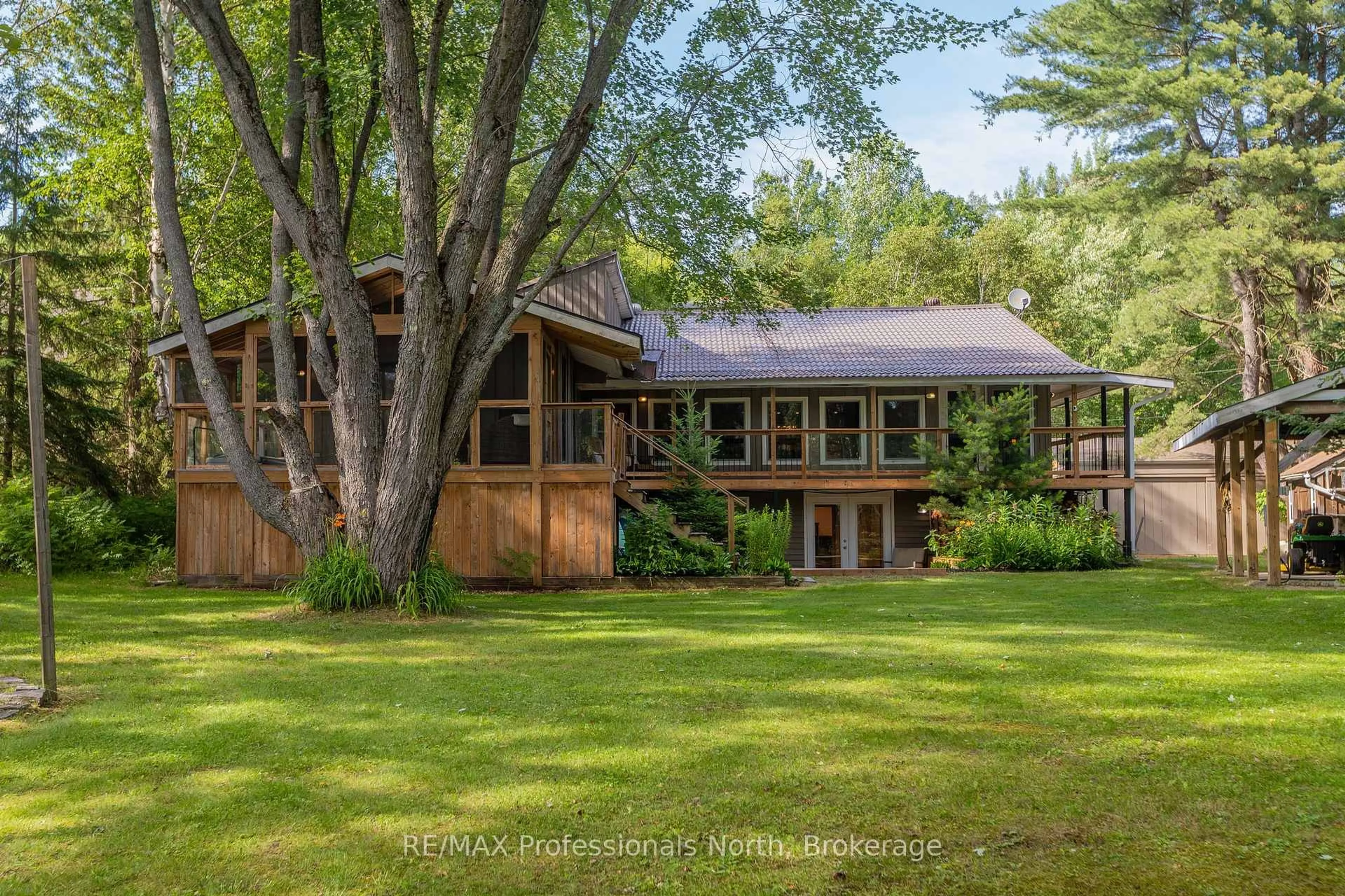 A pic from outside/outdoor area/front of a property/back of a property/a pic from drone, unknown for 55 GLEN ACRES Rd, Huntsville Ontario P1H 1N6