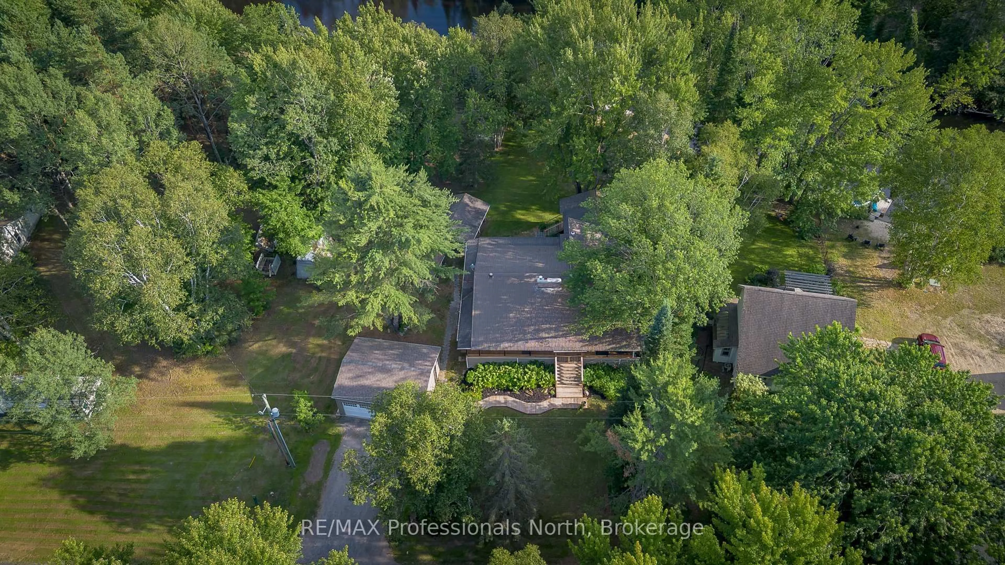 A pic from outside/outdoor area/front of a property/back of a property/a pic from drone, unknown for 55 GLEN ACRES Rd, Huntsville Ontario P1H 1N6
