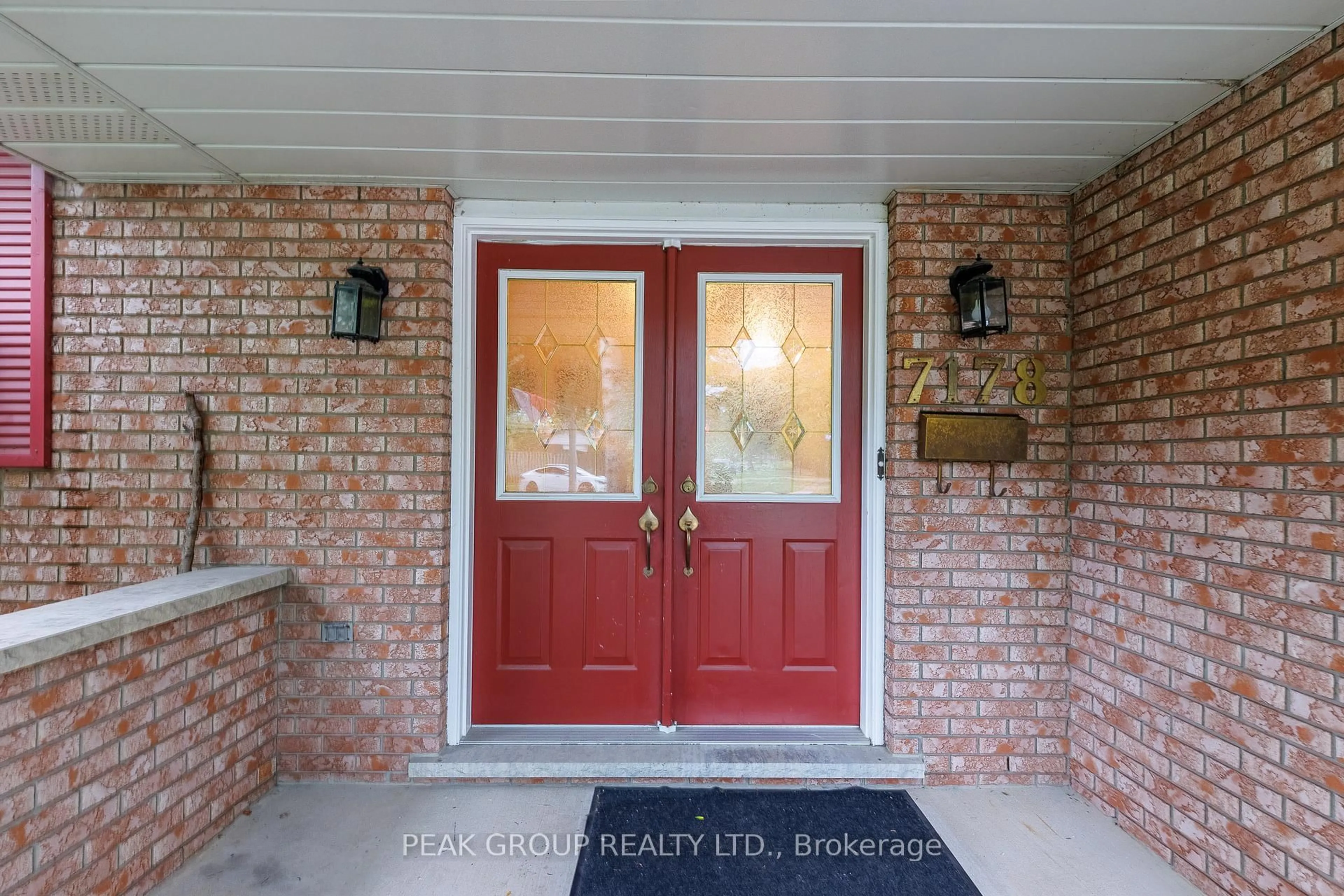 Indoor entryway for 7178 Freeman St, Niagara Falls Ontario L2E 5V7