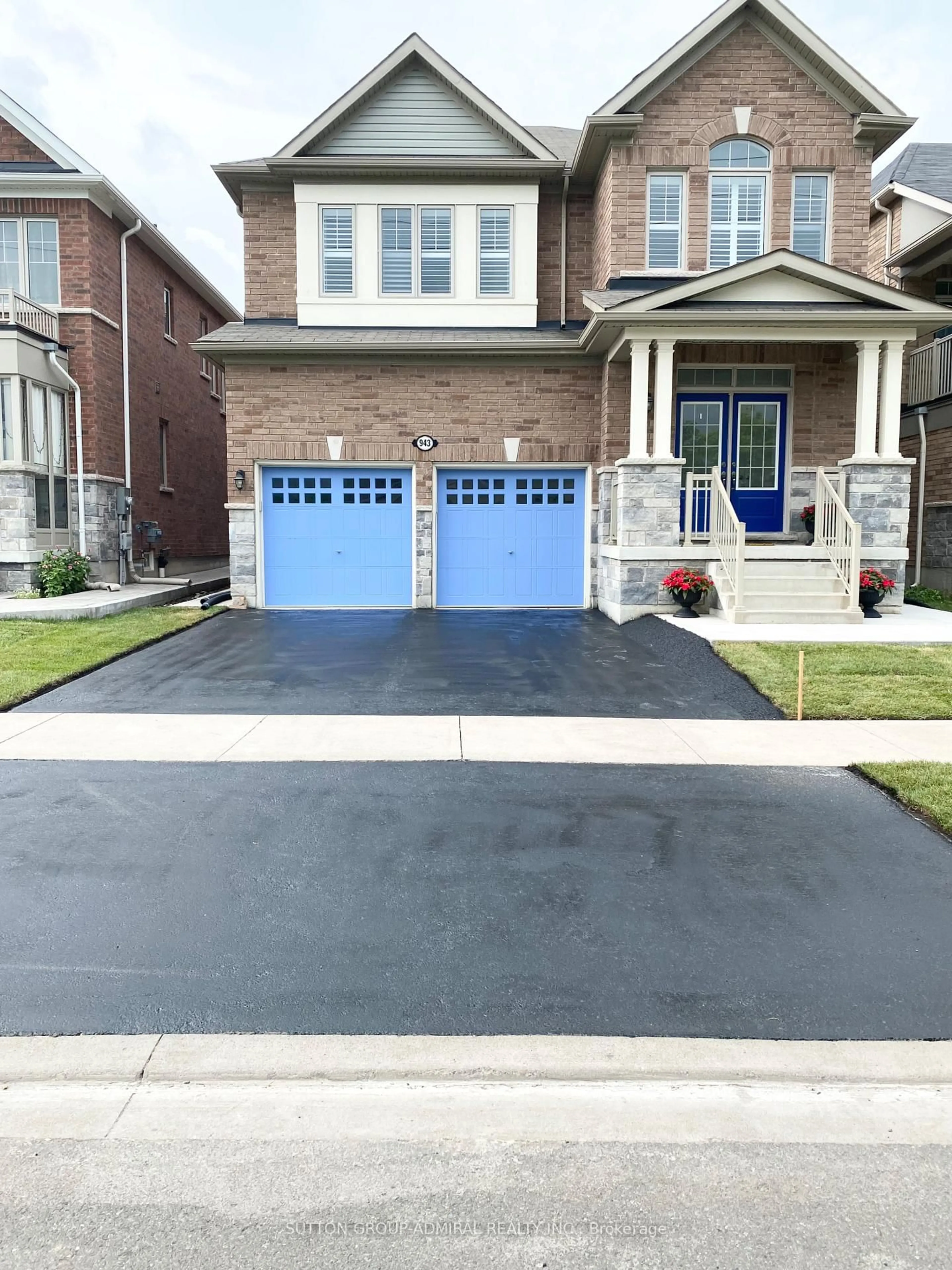 Home with vinyl exterior material, street for 943 Line 9 Rd, Niagara-on-the-Lake Ontario L0S 1J1