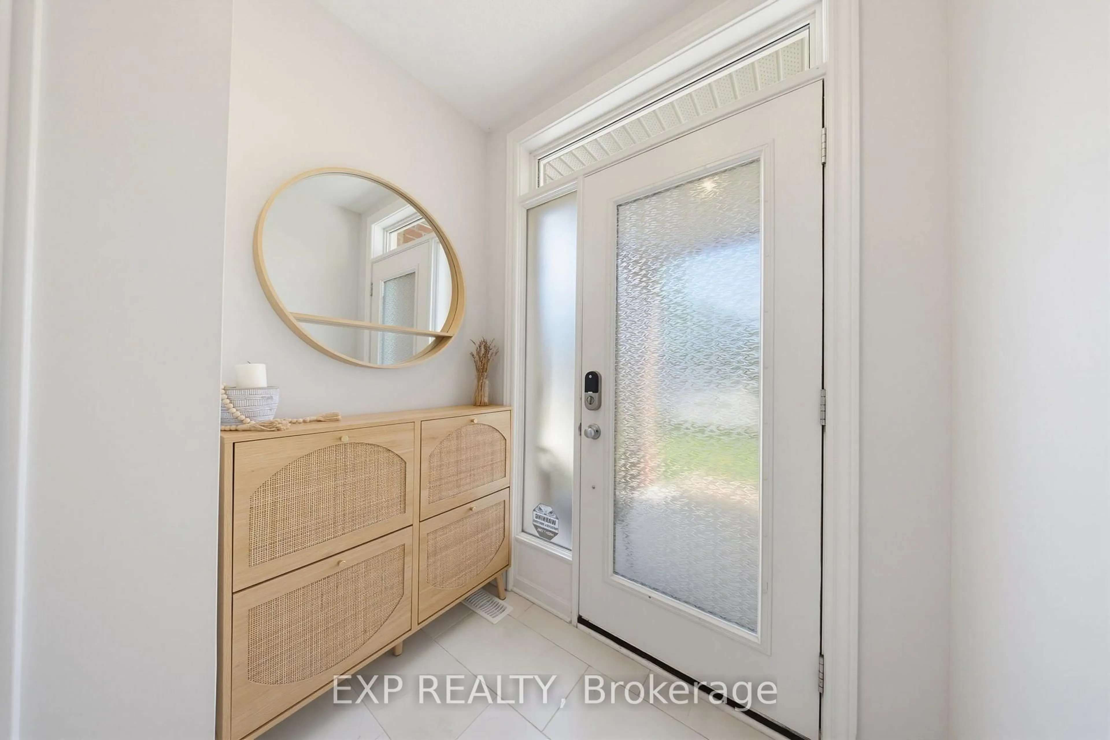 Indoor entryway for 176 Manorwood Cres, Ottawa Ontario K1T 3T8