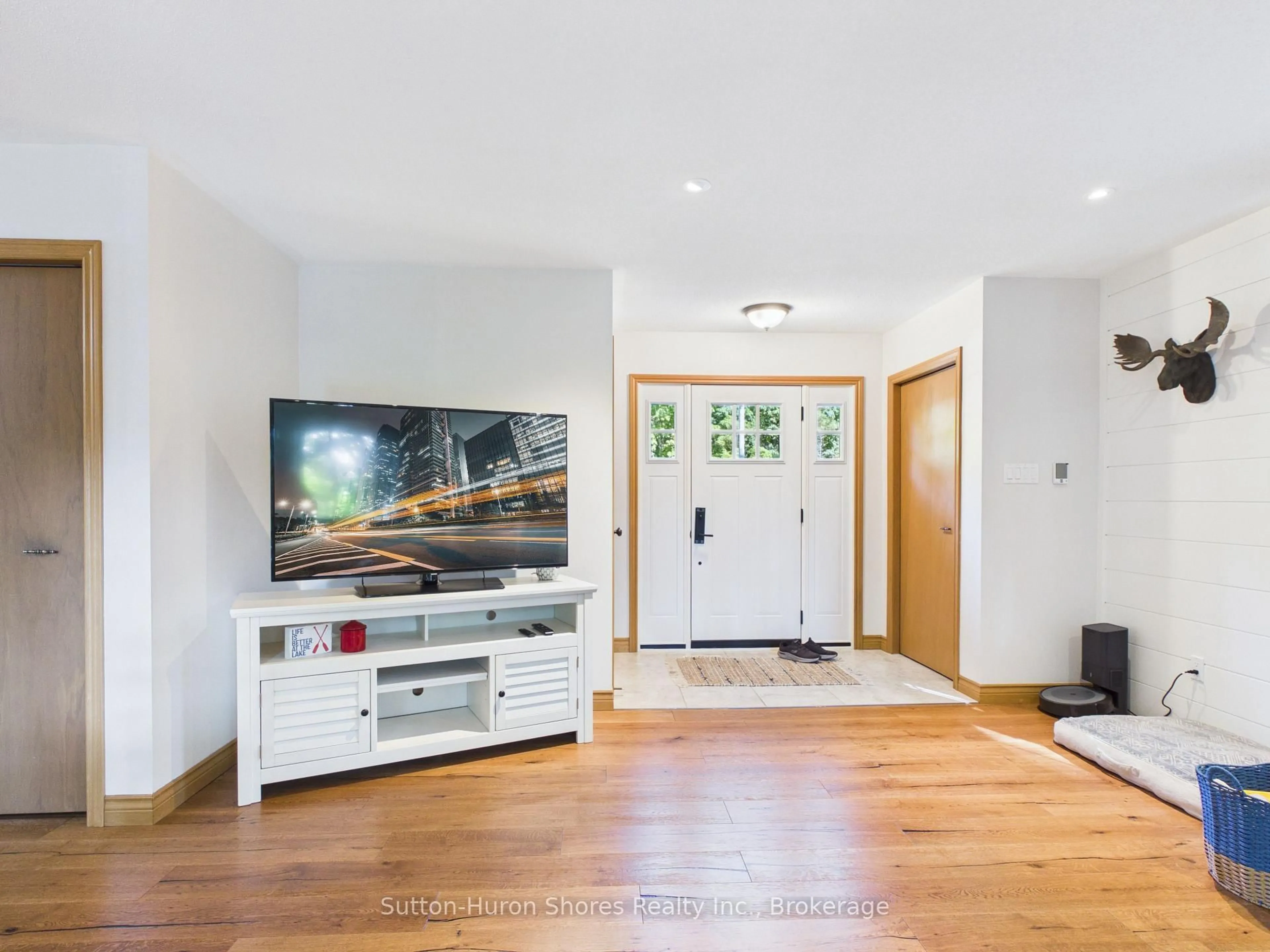 Indoor entryway for 1264 Sauble Falls Rd, South Bruce Peninsula Ontario N0H 2G0
