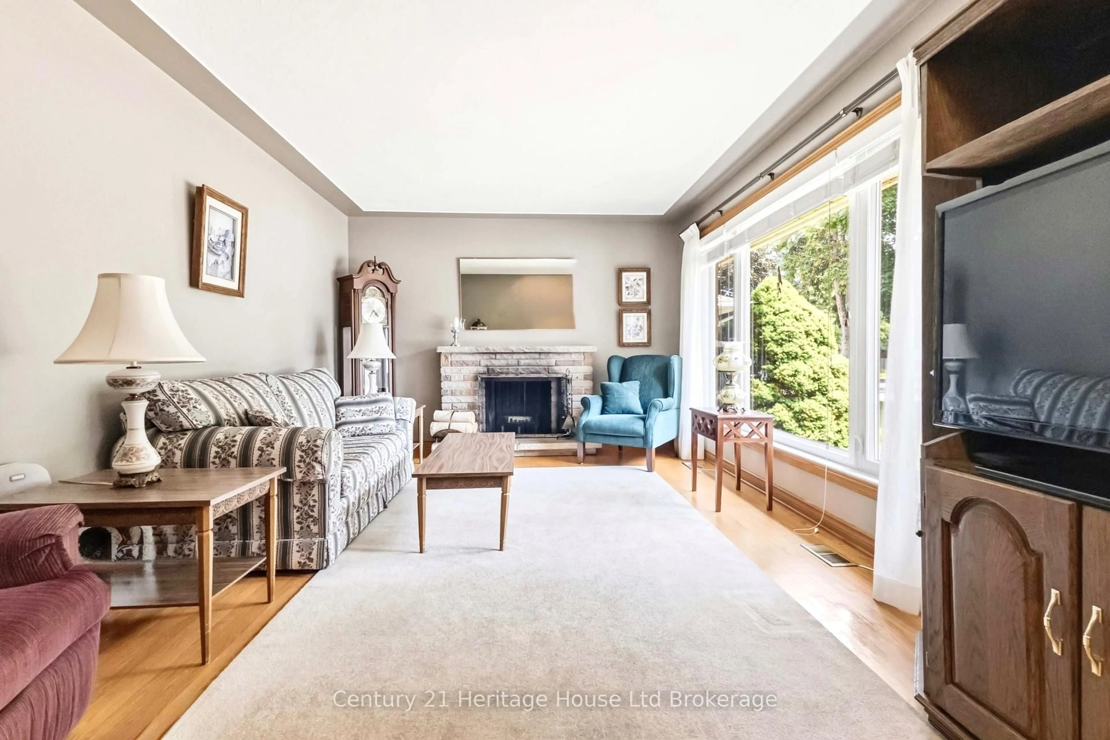 Living room with furniture, unknown for 26 Deveron Cres, London South Ontario N5Z 4B1