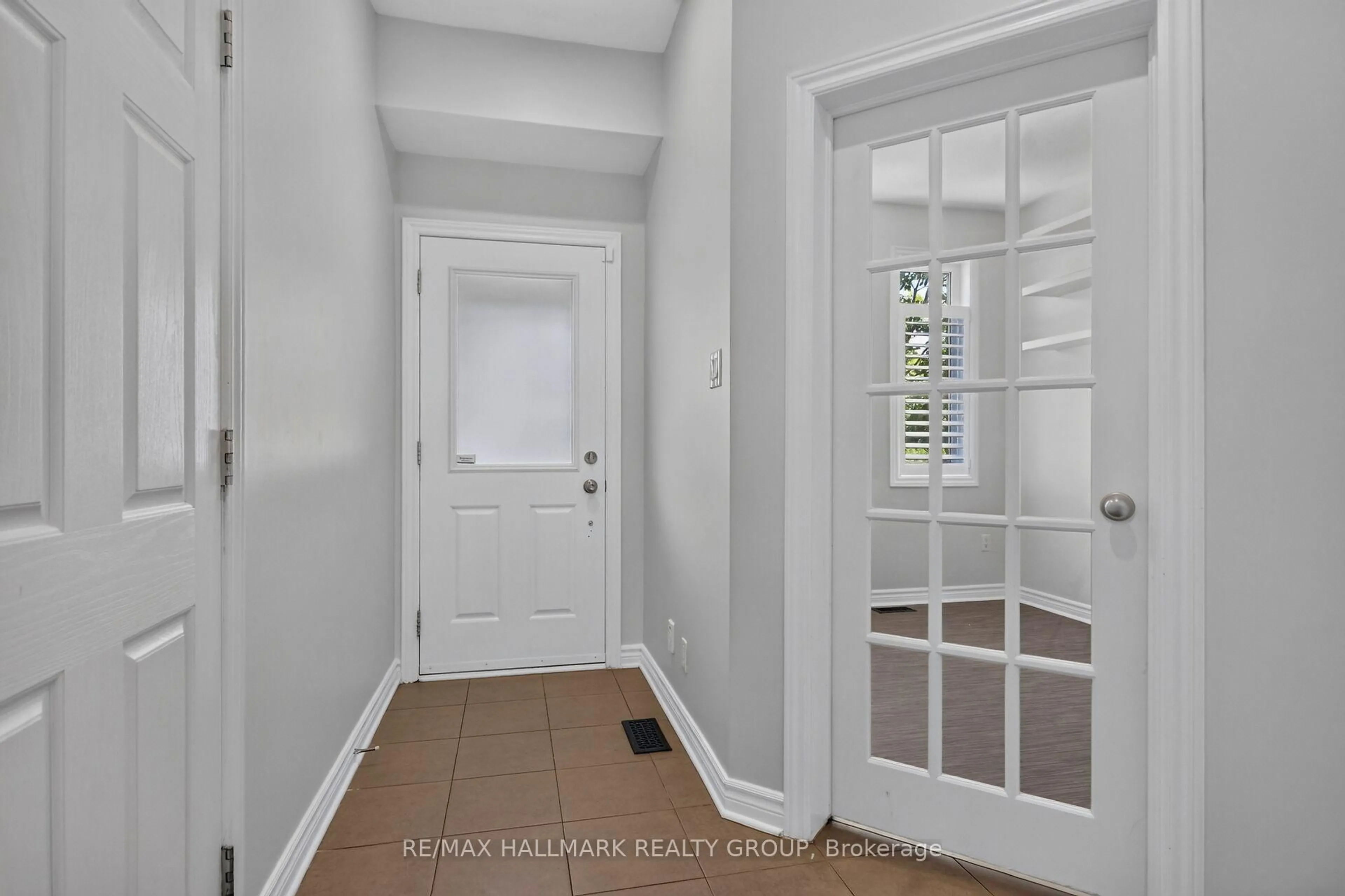 Indoor entryway for 114 Dunforest Terr, Ottawa Ontario K2J 3V1