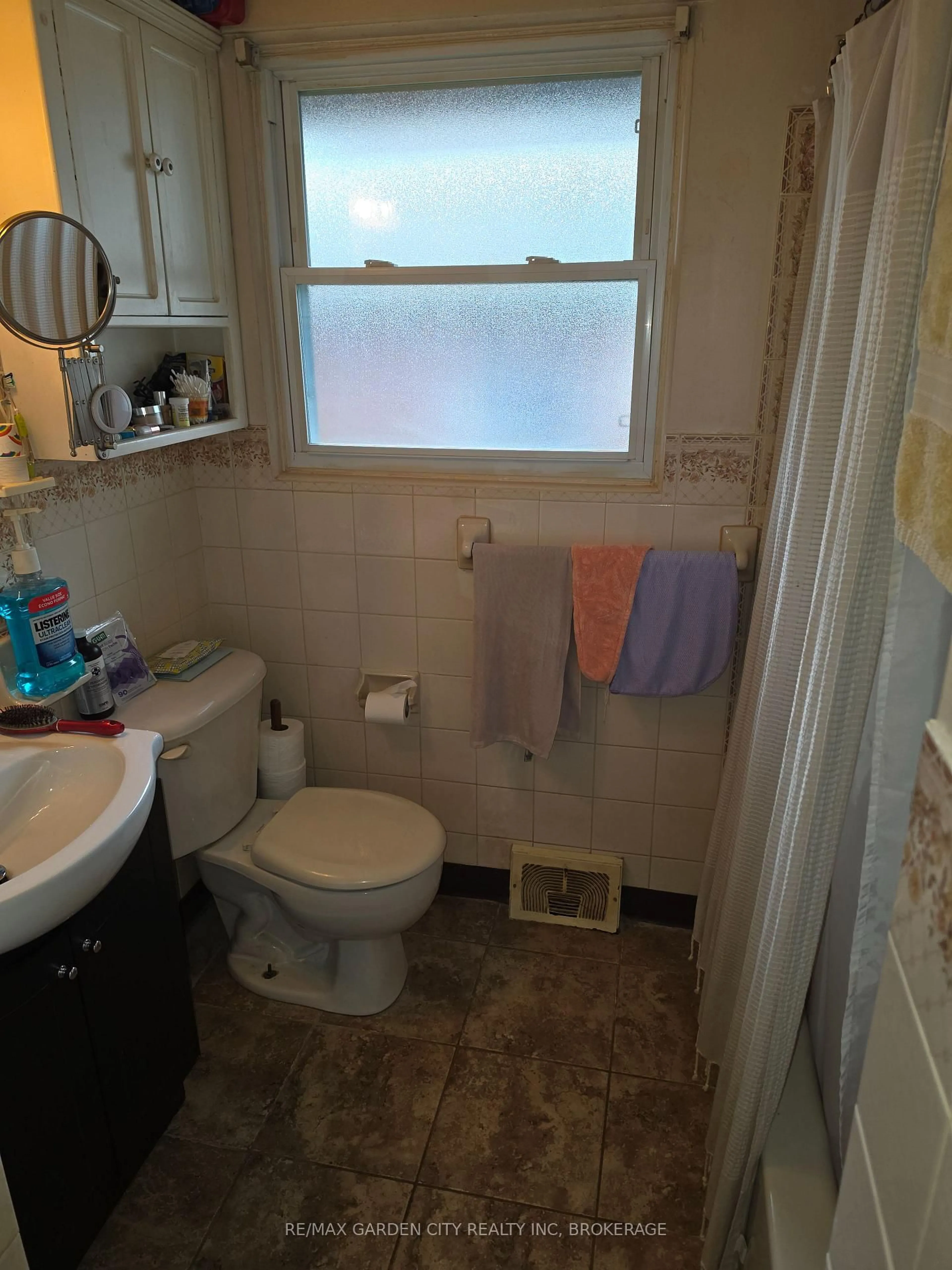Standard bathroom, floor is not visible for 49 Ursula Ave, St. Catharines Ontario L2T 1T2
