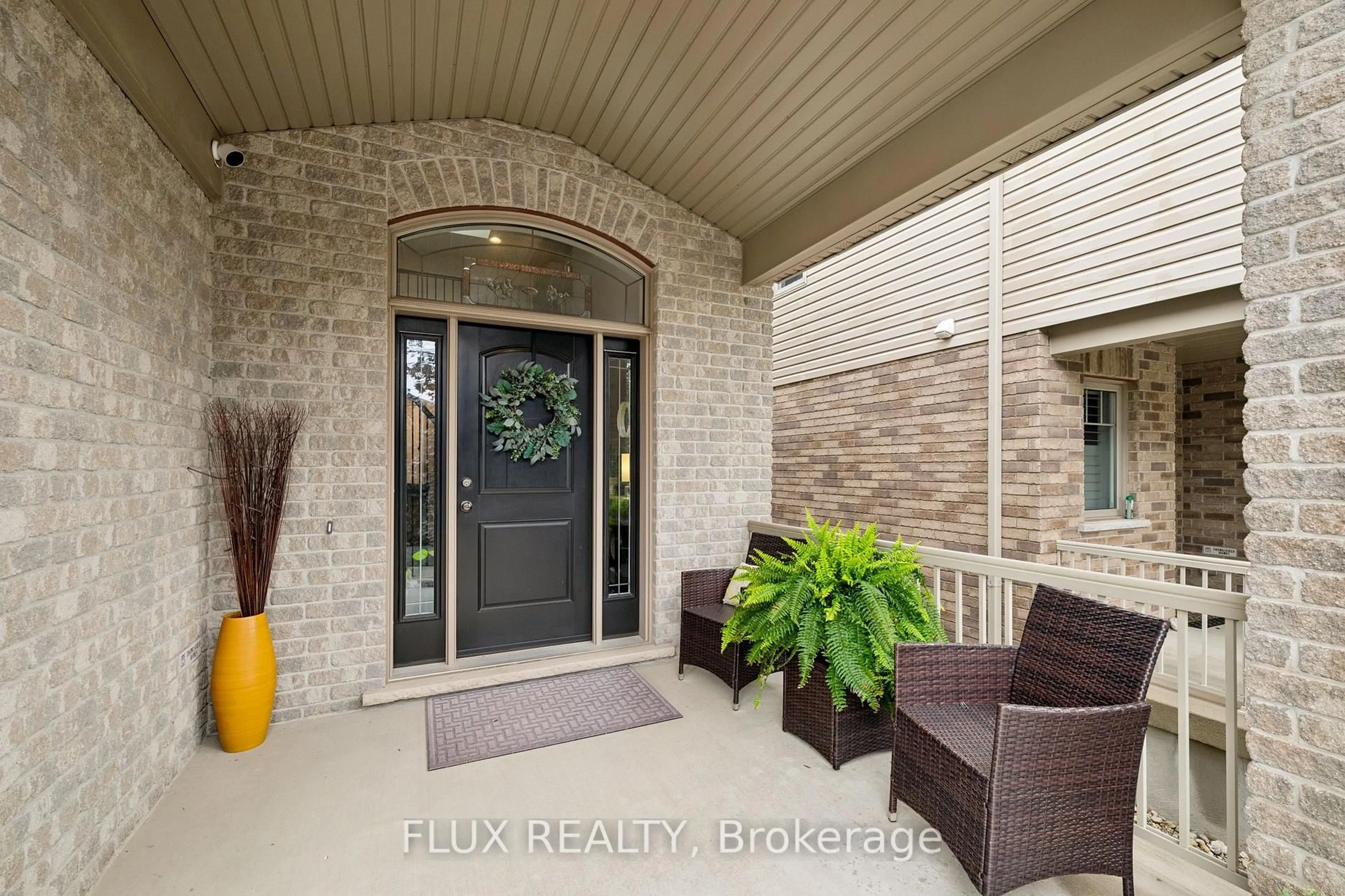 Indoor entryway for 142 Maplecrest Dr, Woolwich Ontario N0B 1M0
