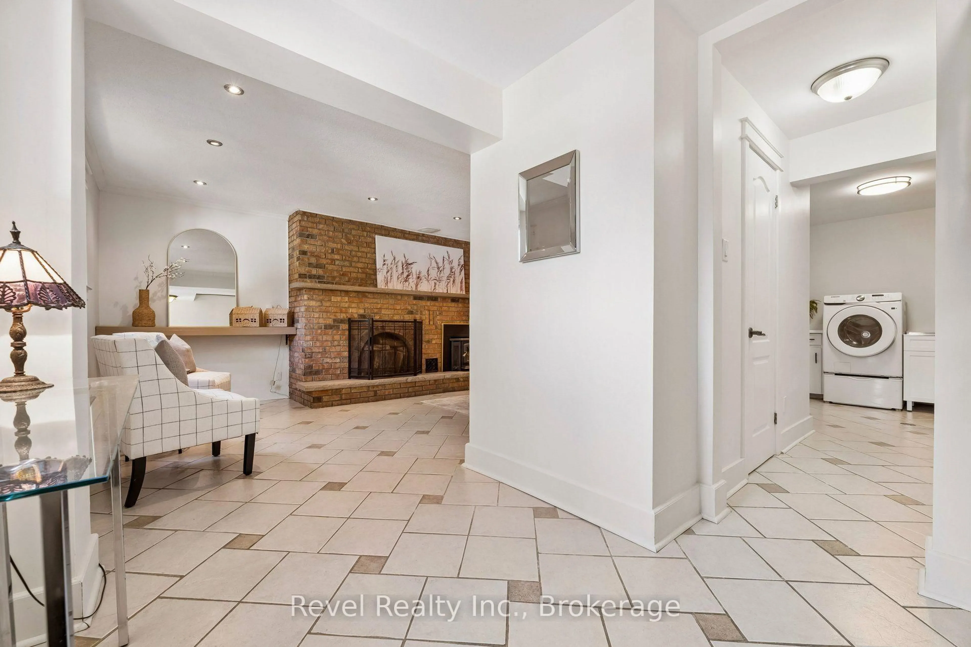 Indoor entryway for 41 Lakeview Blvd, Kawartha Lakes Ontario K0M 2C0
