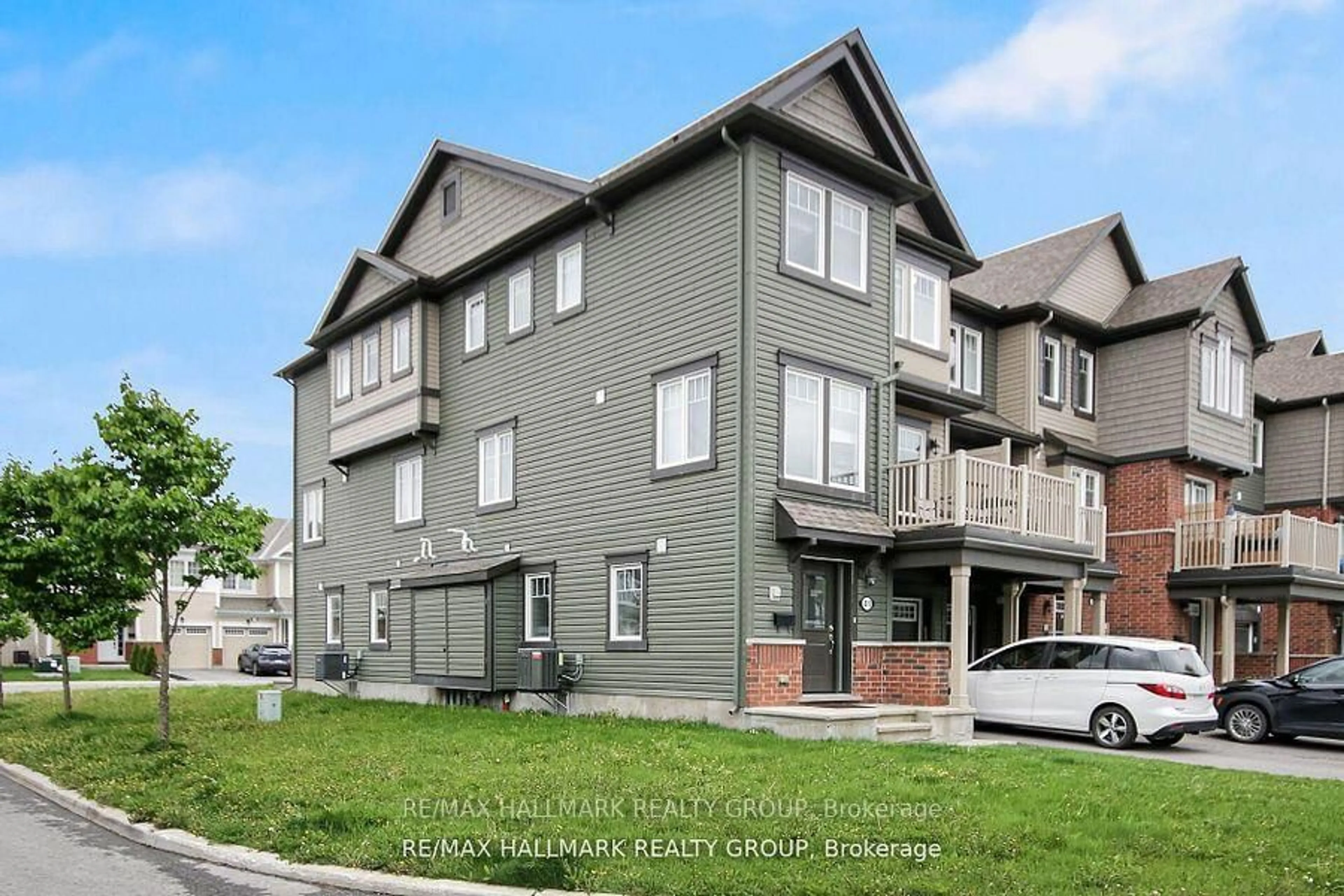 Home with vinyl exterior material, street for 41 Maroma St, Ottawa Ontario K4A 1A3