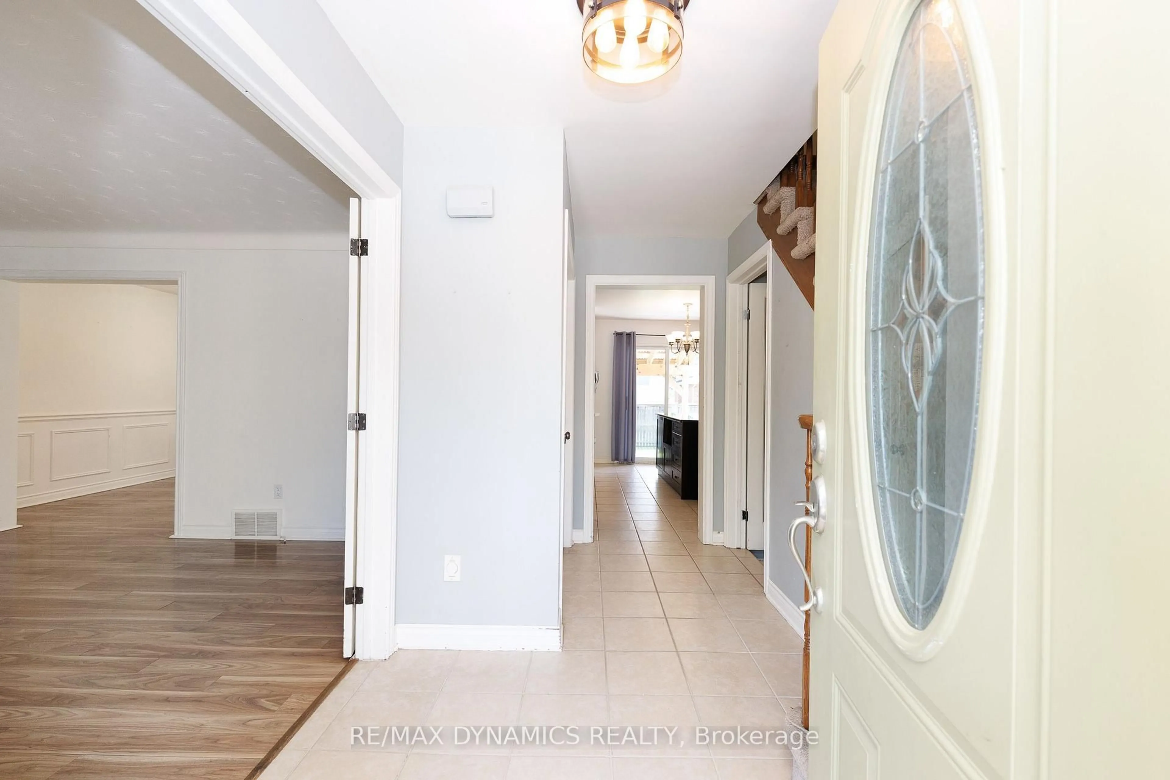 Indoor entryway for 7362 Woodgate St, Niagara Falls Ontario L2J 3Z6