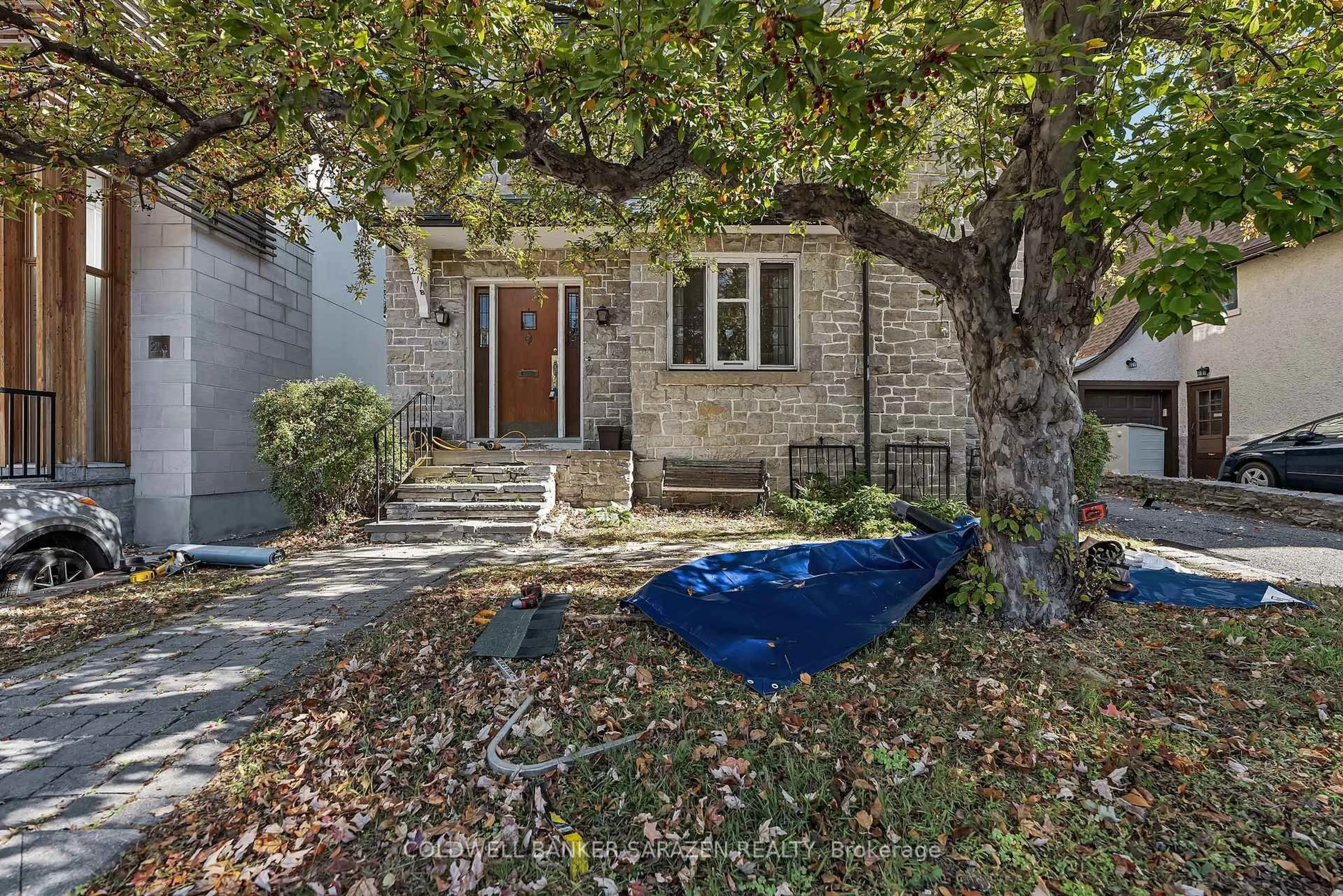 A pic from outside/outdoor area/front of a property/back of a property/a pic from drone, street for 211 B Melrose Ave, Ottawa Ontario K1Y 1V3