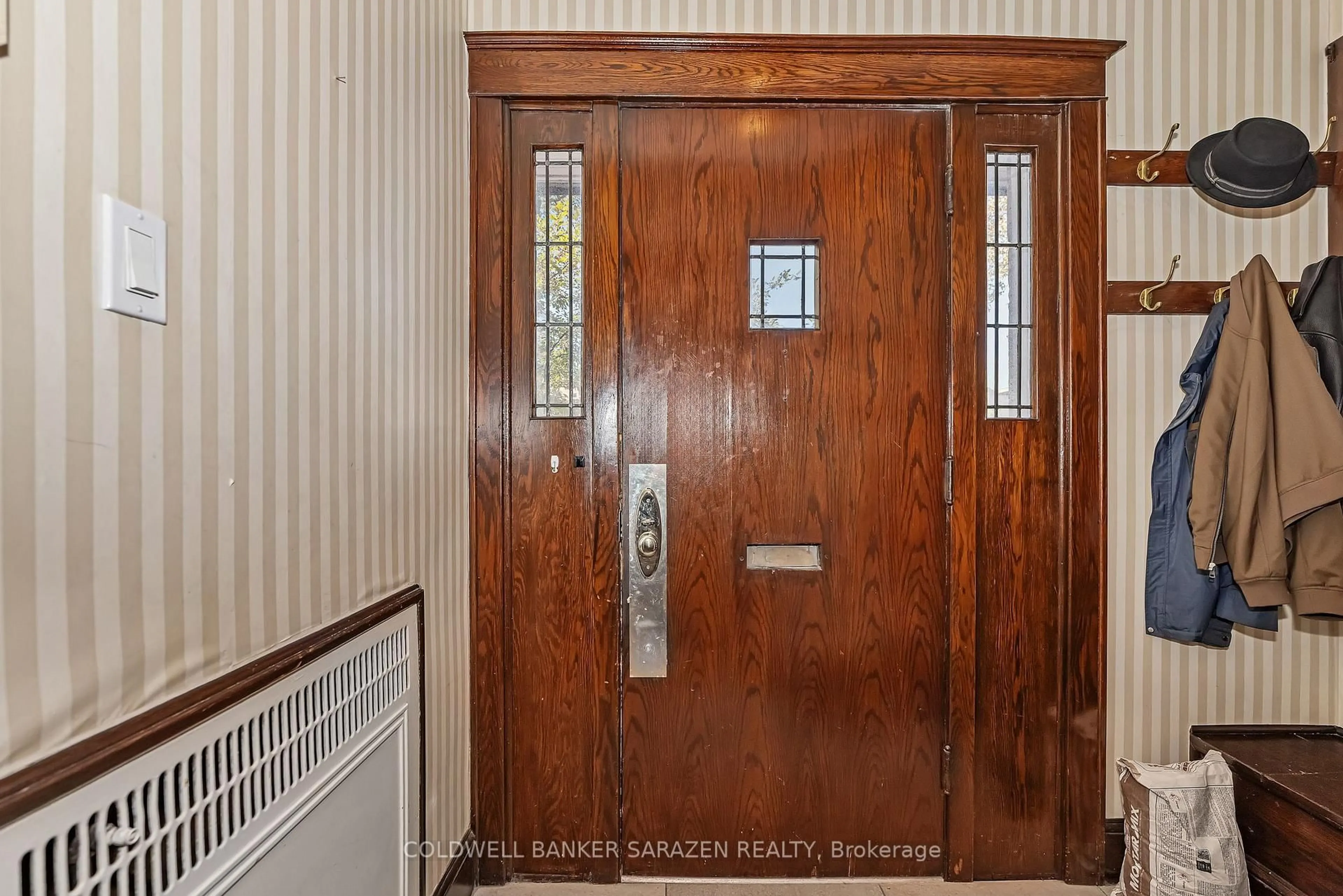 Indoor entryway for 211 B Melrose Ave, Ottawa Ontario K1Y 1V3