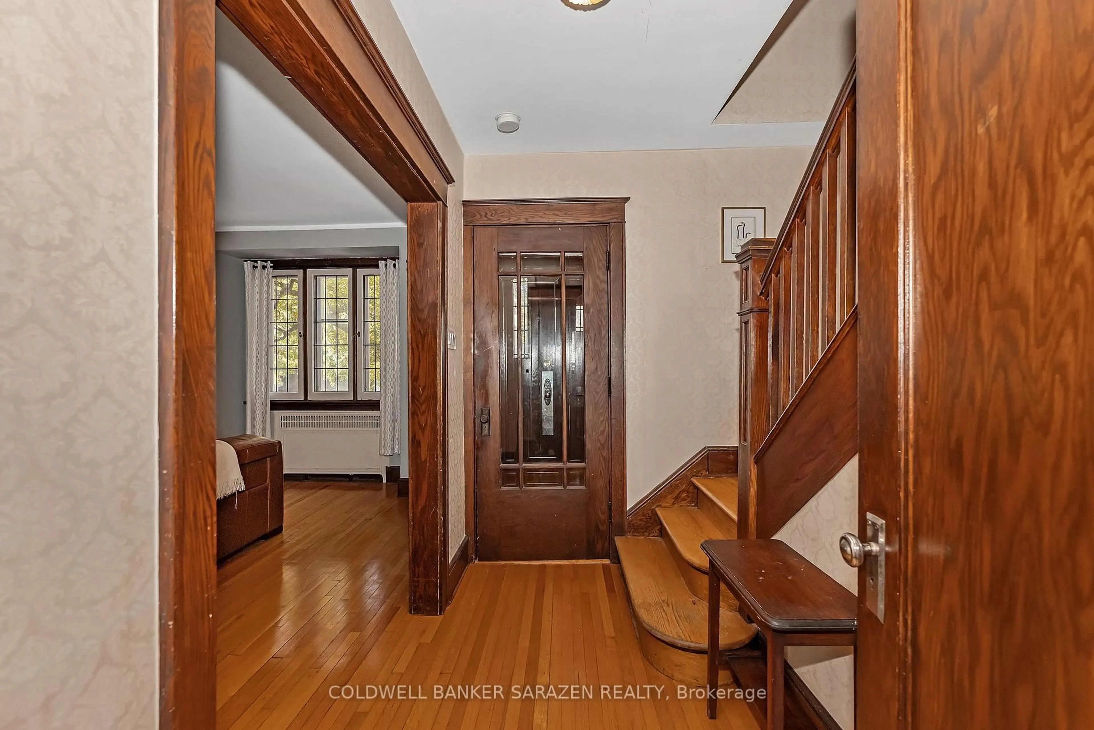 Indoor foyer for 211 B Melrose Ave, Ottawa Ontario K1Y 1V3