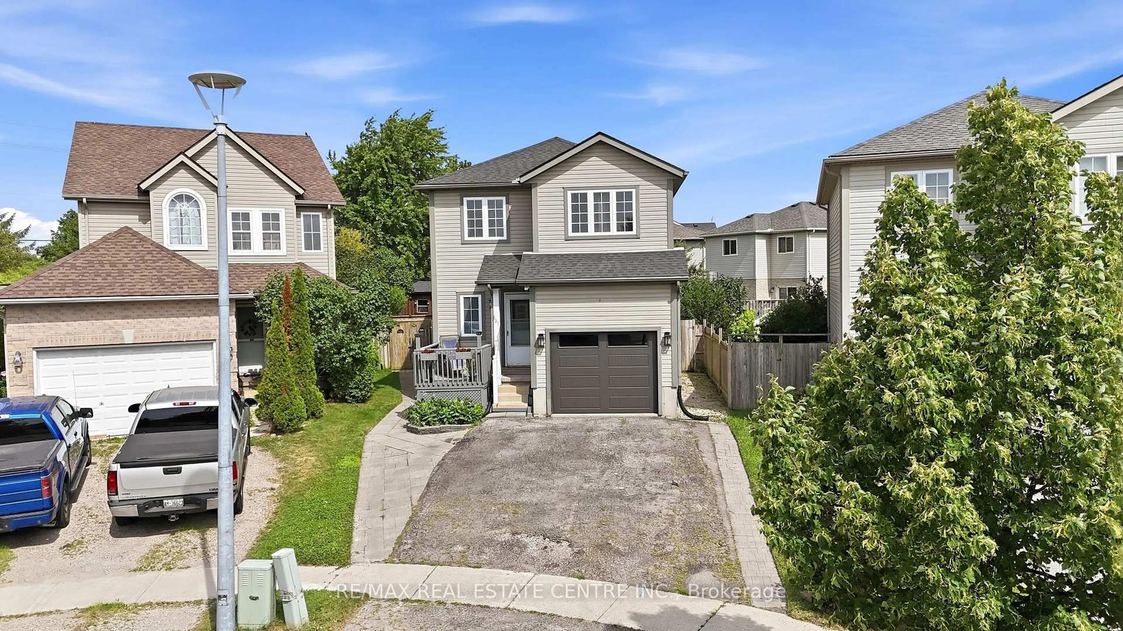 A pic from outside/outdoor area/front of a property/back of a property/a pic from drone, street for 801 Hunters Gate Cres, Woodstock Ontario N4V 1G3
