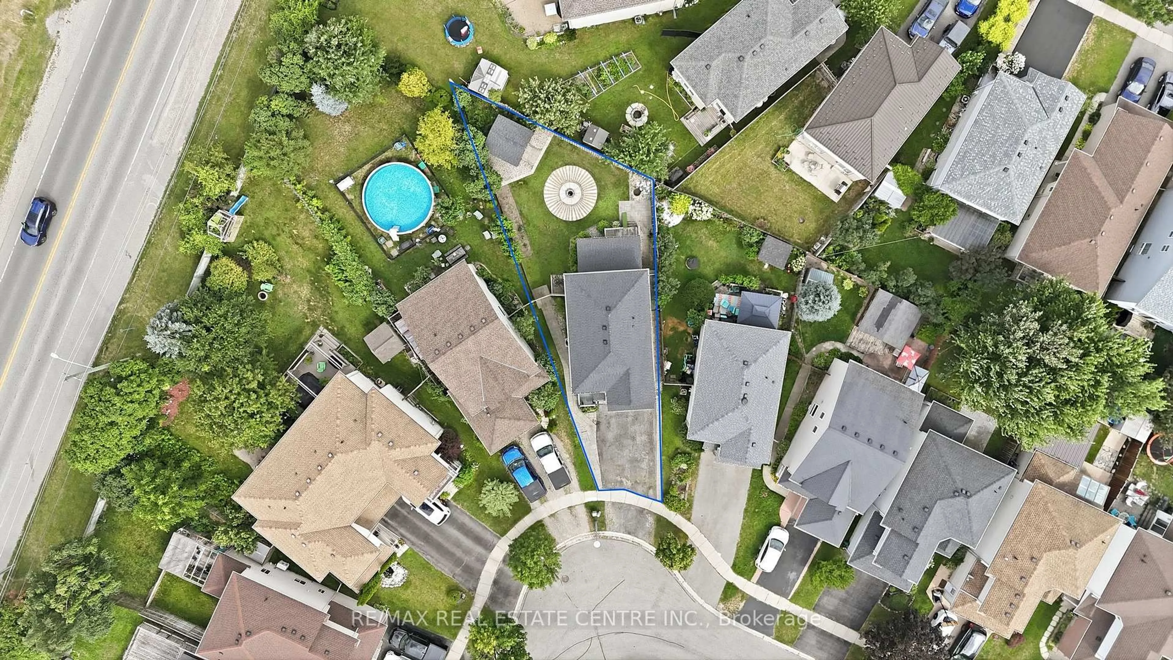 A pic from outside/outdoor area/front of a property/back of a property/a pic from drone, street for 801 Hunters Gate Cres, Woodstock Ontario N4V 1G3