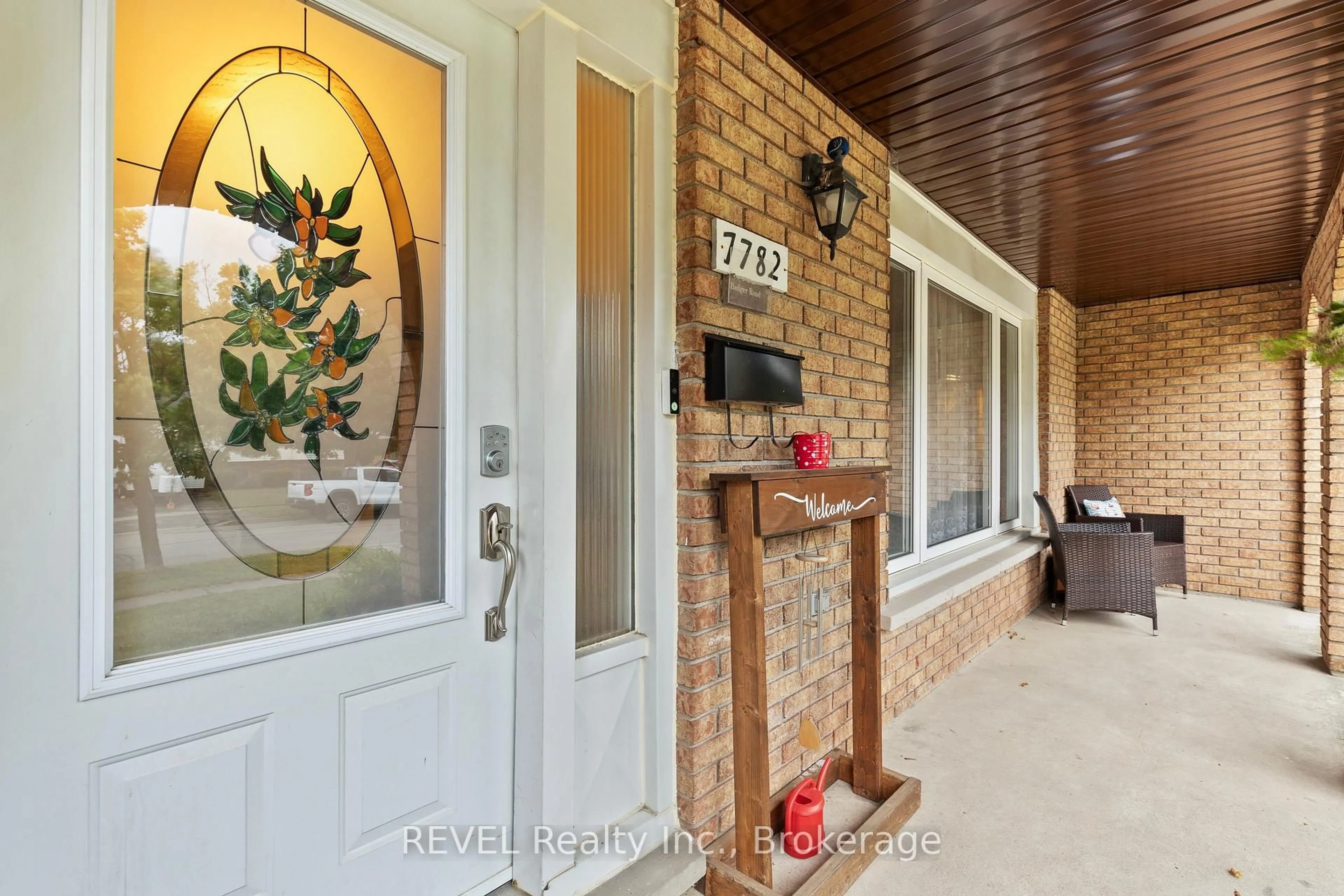 Indoor entryway for 7782 Badger Rd, Niagara Falls Ontario L2H 2J5