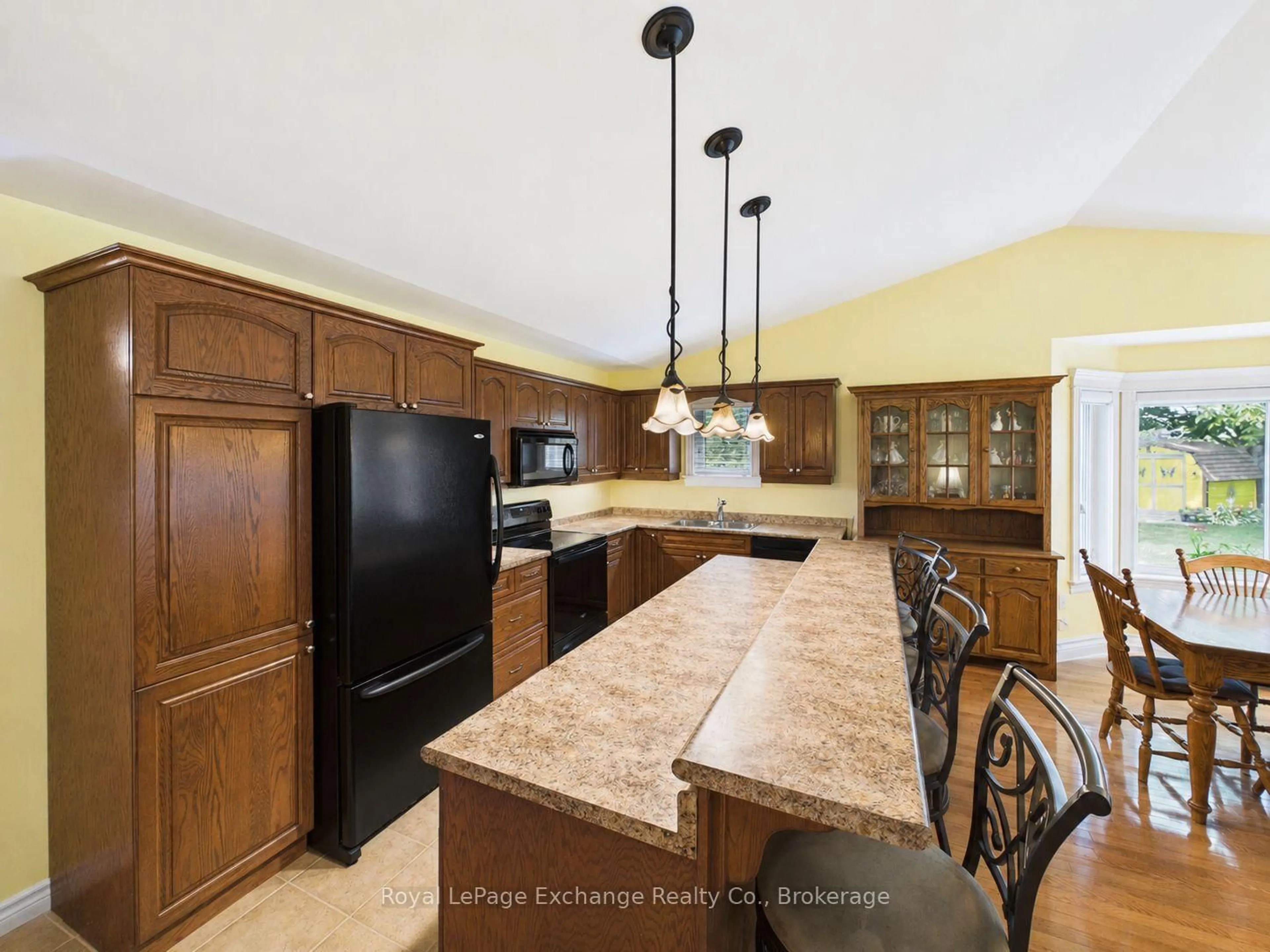 Open concept kitchen, ceramic/tile floor for 651 Pipers Crt, Kincardine Ontario N2Z 0A1