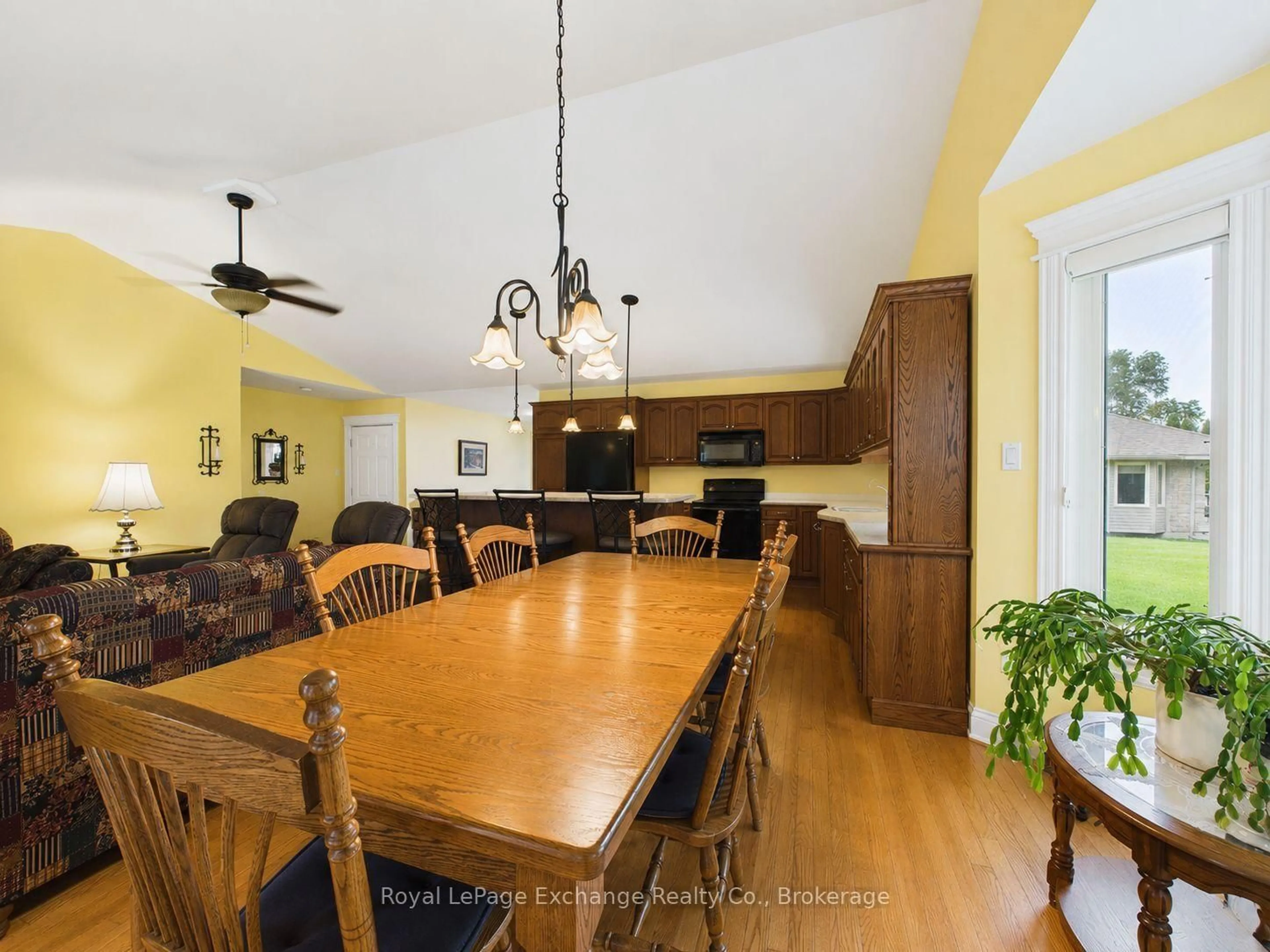 Open concept kitchen, wood/laminate floor for 651 Pipers Crt, Kincardine Ontario N2Z 0A1
