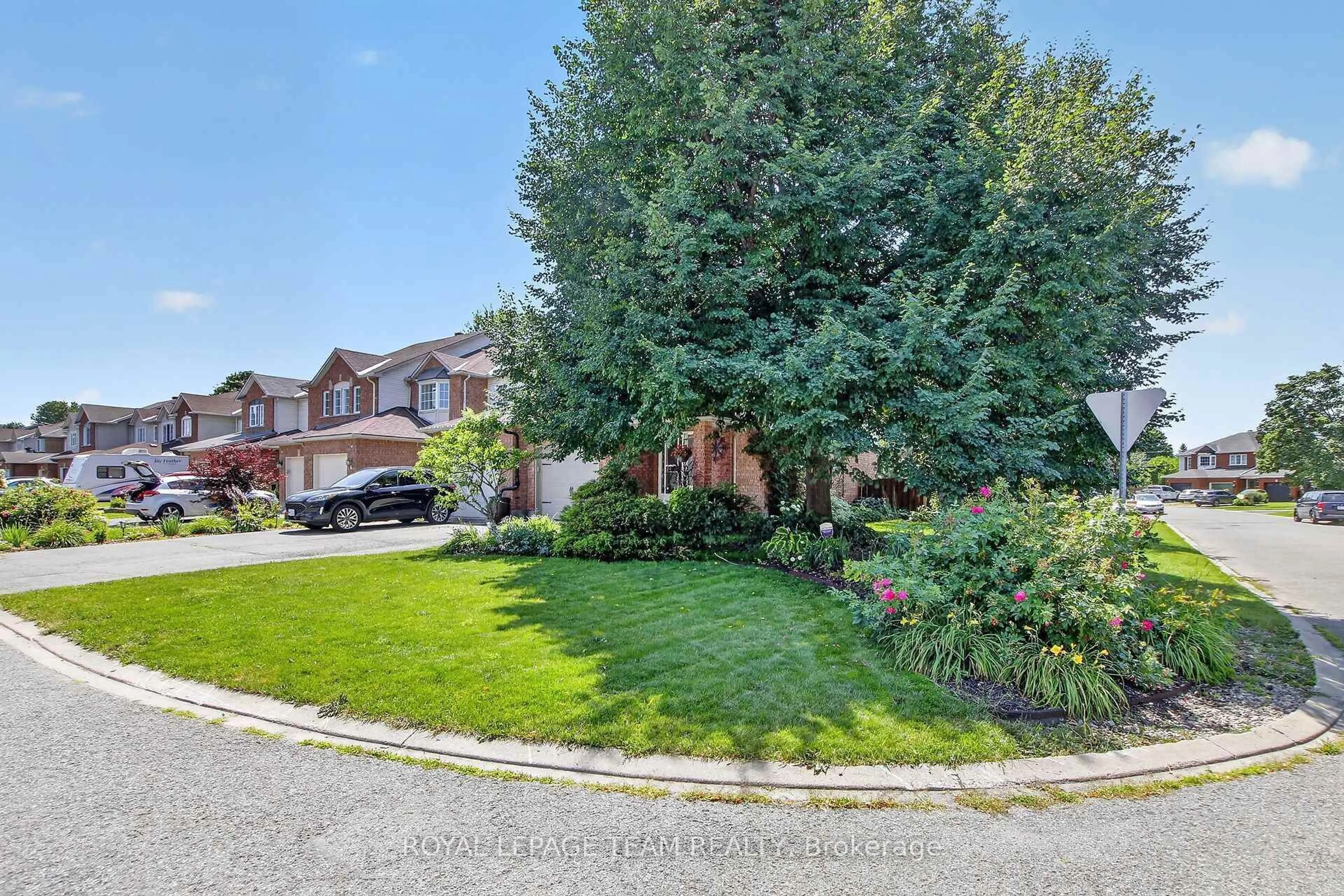 A pic from outside/outdoor area/front of a property/back of a property/a pic from drone, street for 2 Wittingham Dr, Nepean Ontario K2G 6H1