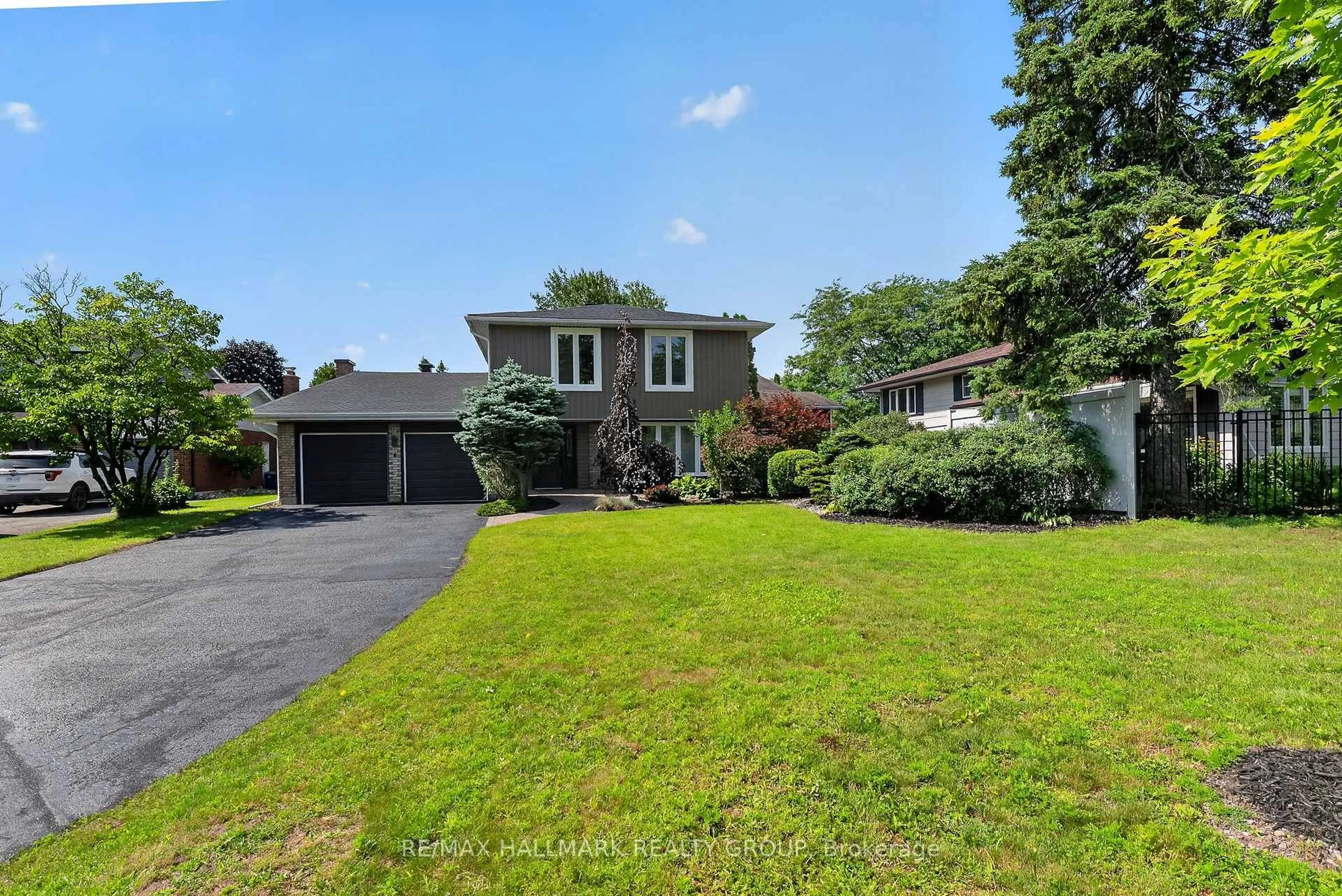A pic from outside/outdoor area/front of a property/back of a property/a pic from drone, street for 4 Claret Crt, Ottawa Ontario K1V 9C4