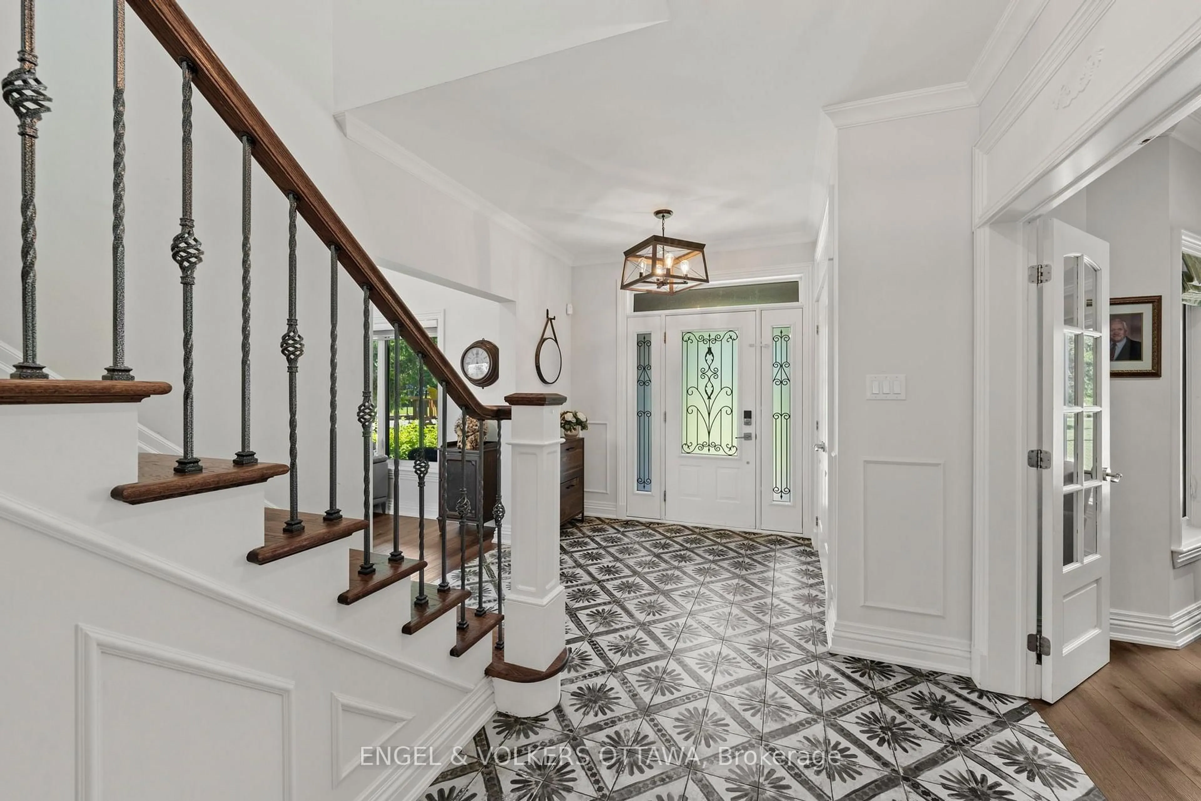 Indoor entryway for 5833A Rideau Valley Dr, Manotick Ontario K4M 1B3