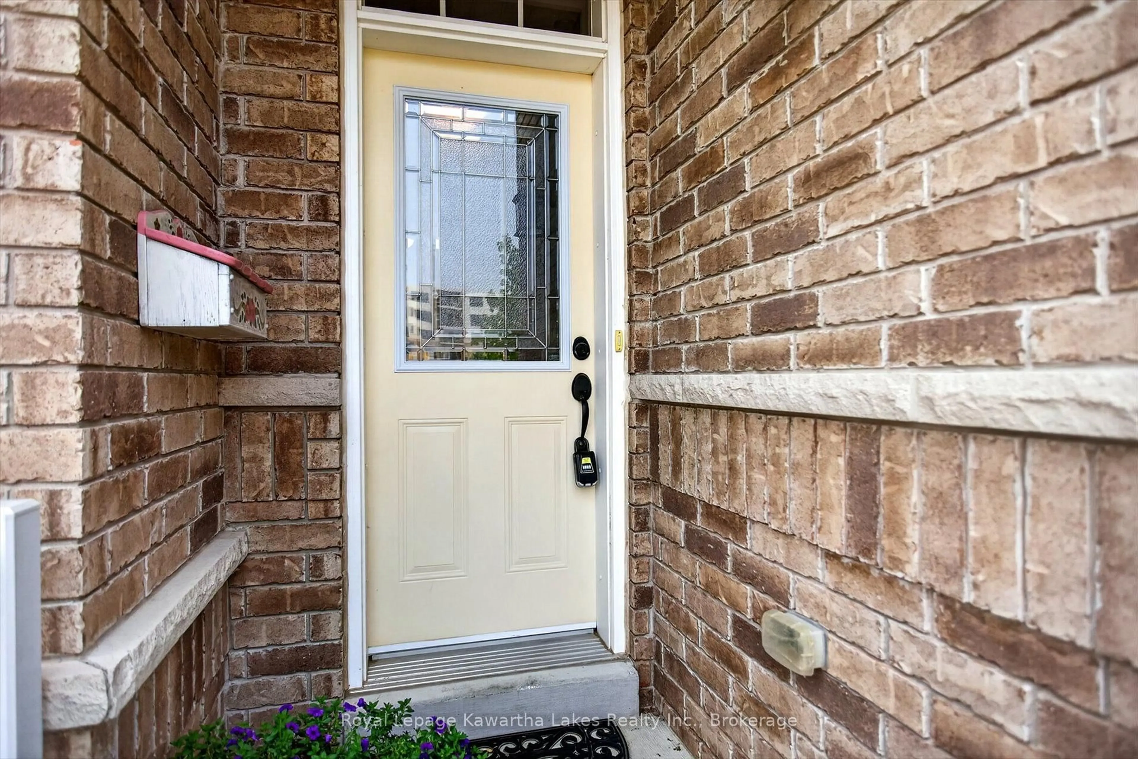 Indoor entryway for 42 Deacon Cres, Kawartha Lakes Ontario K9V 5Y2