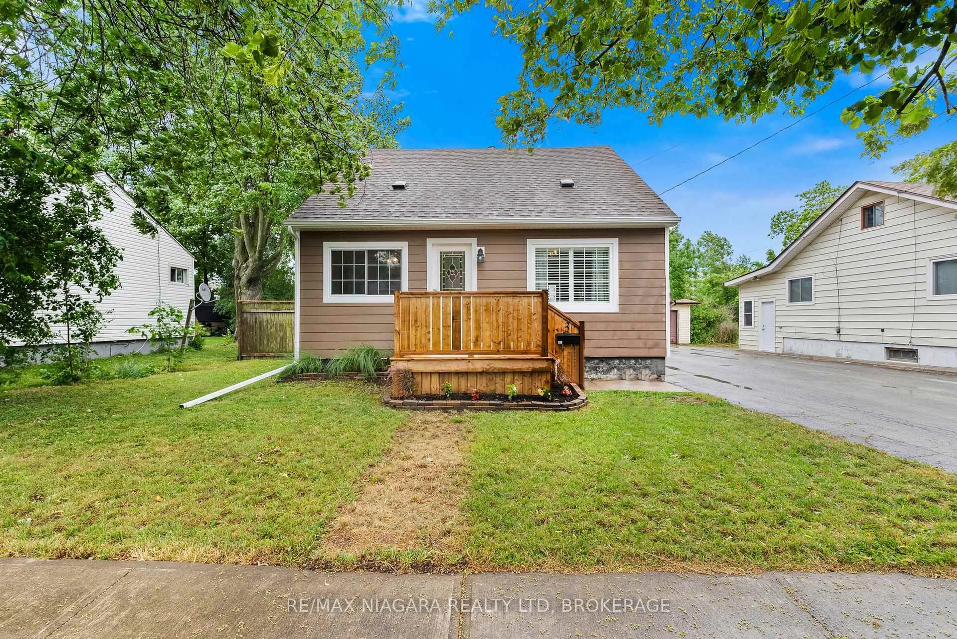 Home with vinyl exterior material, street for 3 Osborne St, Fort Erie Ontario L2A 3X8
