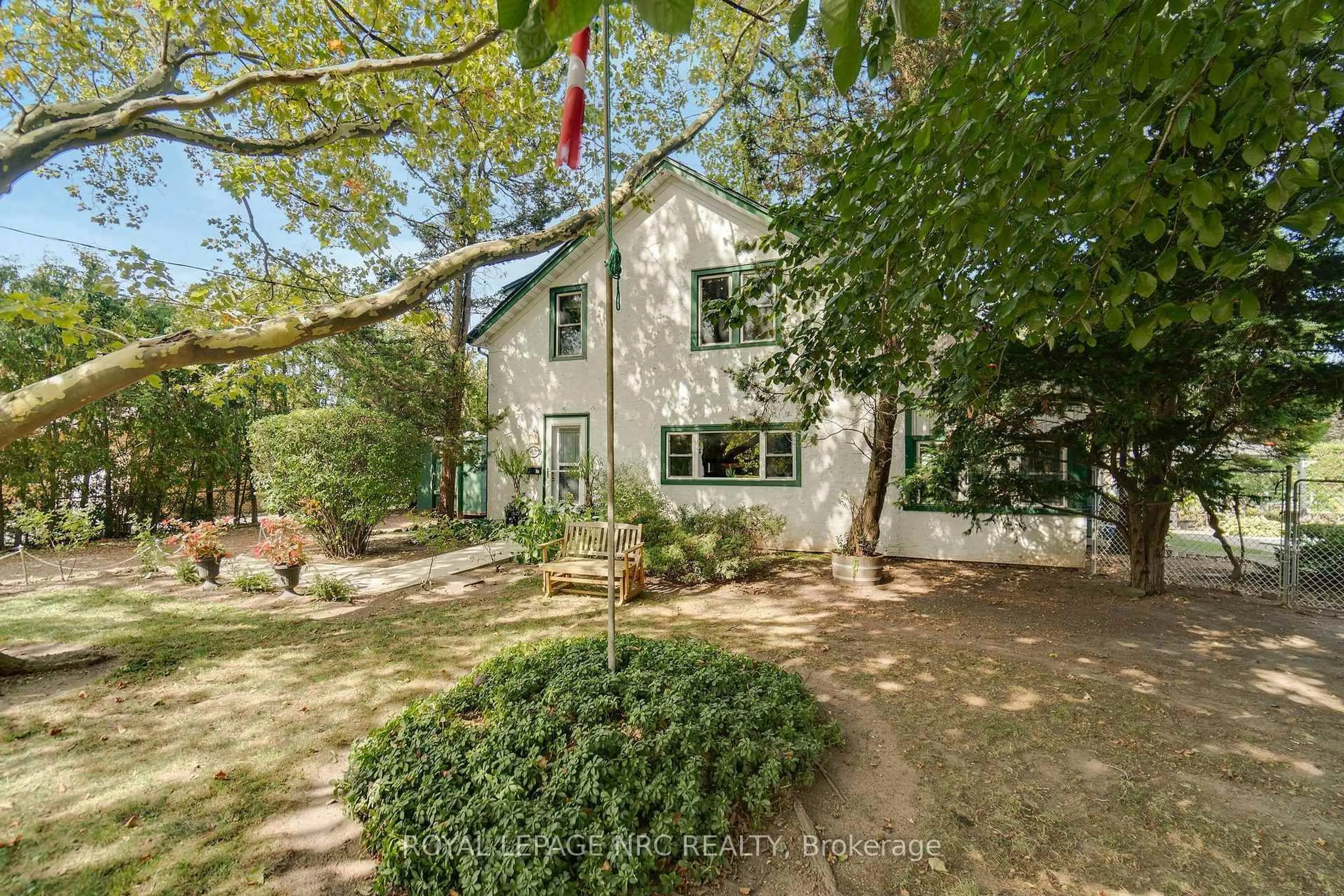 A pic from outside/outdoor area/front of a property/back of a property/a pic from drone, street for 6511 Riall St, Niagara Falls Ontario L2J 1Z4