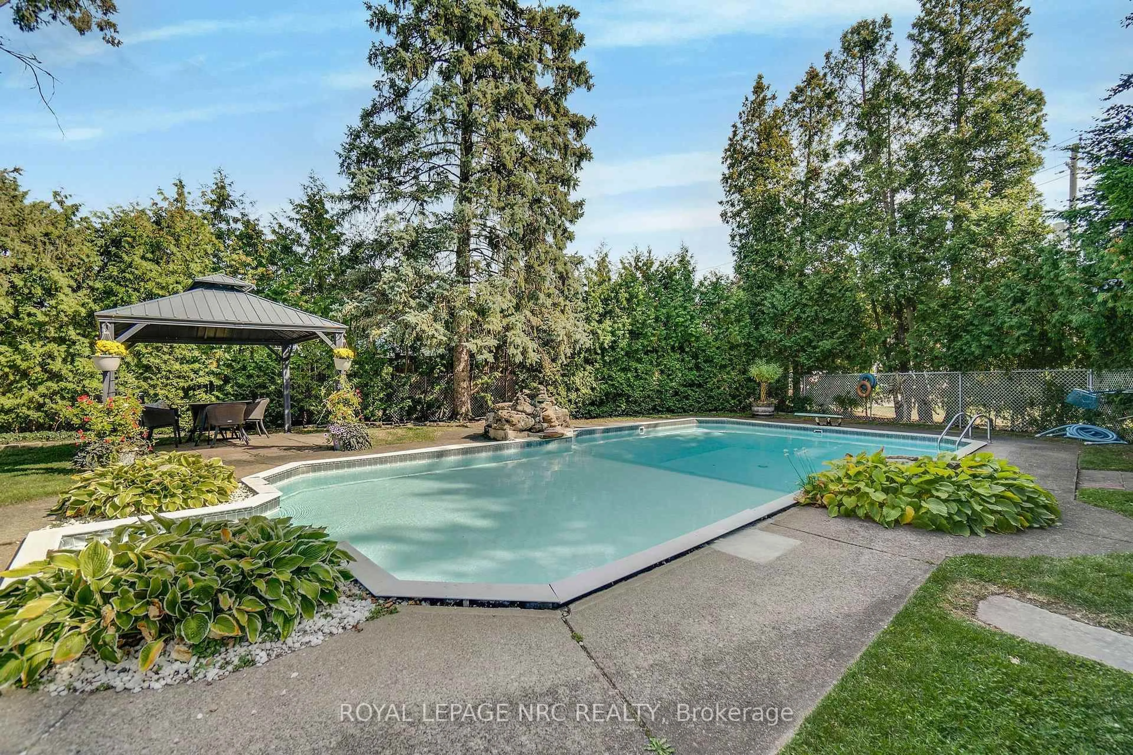 Pool for 6511 Riall St, Niagara Falls Ontario L2J 1Z4
