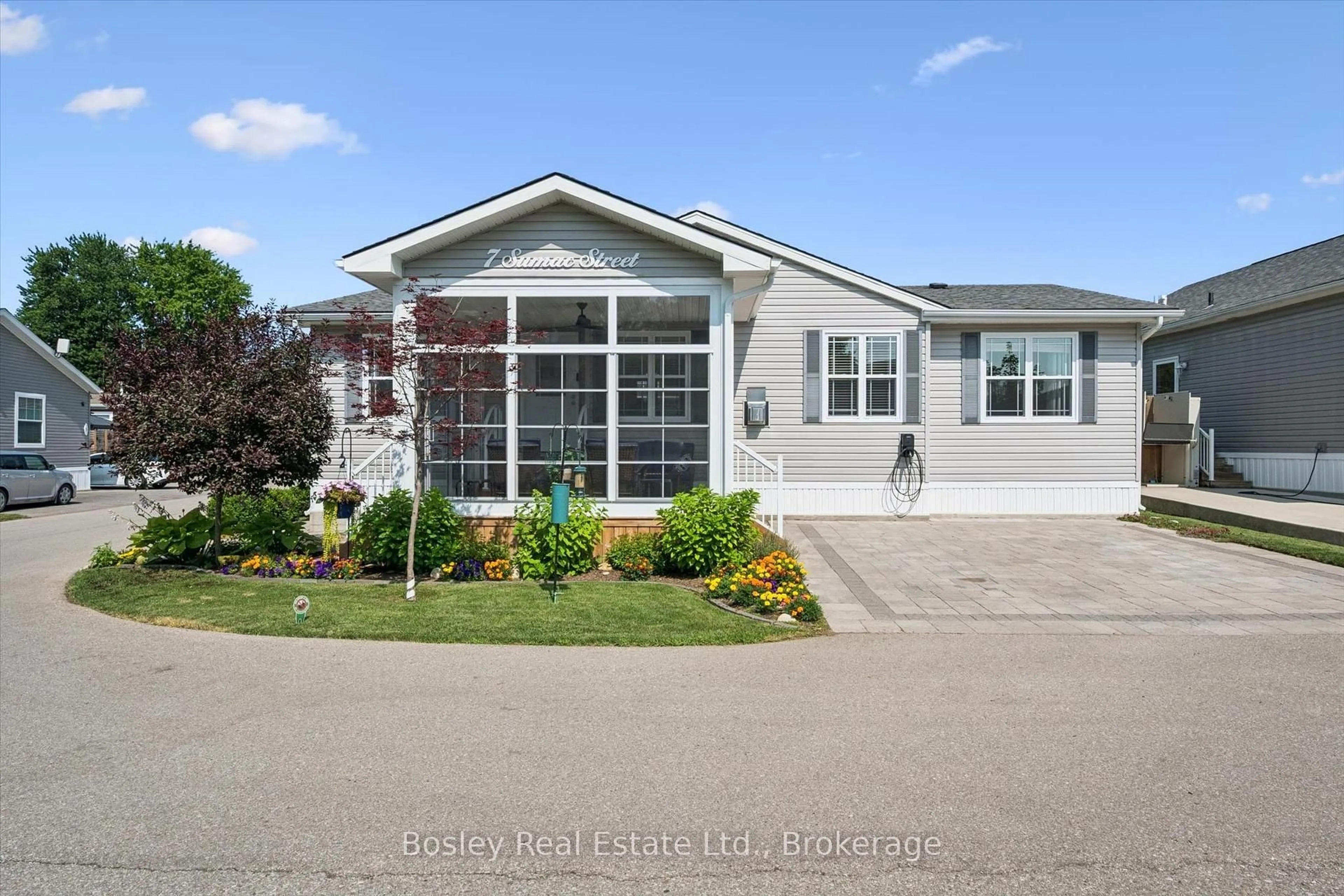 Home with vinyl exterior material, street for 7 Sumac St, Puslinch Ontario N0B 2J0