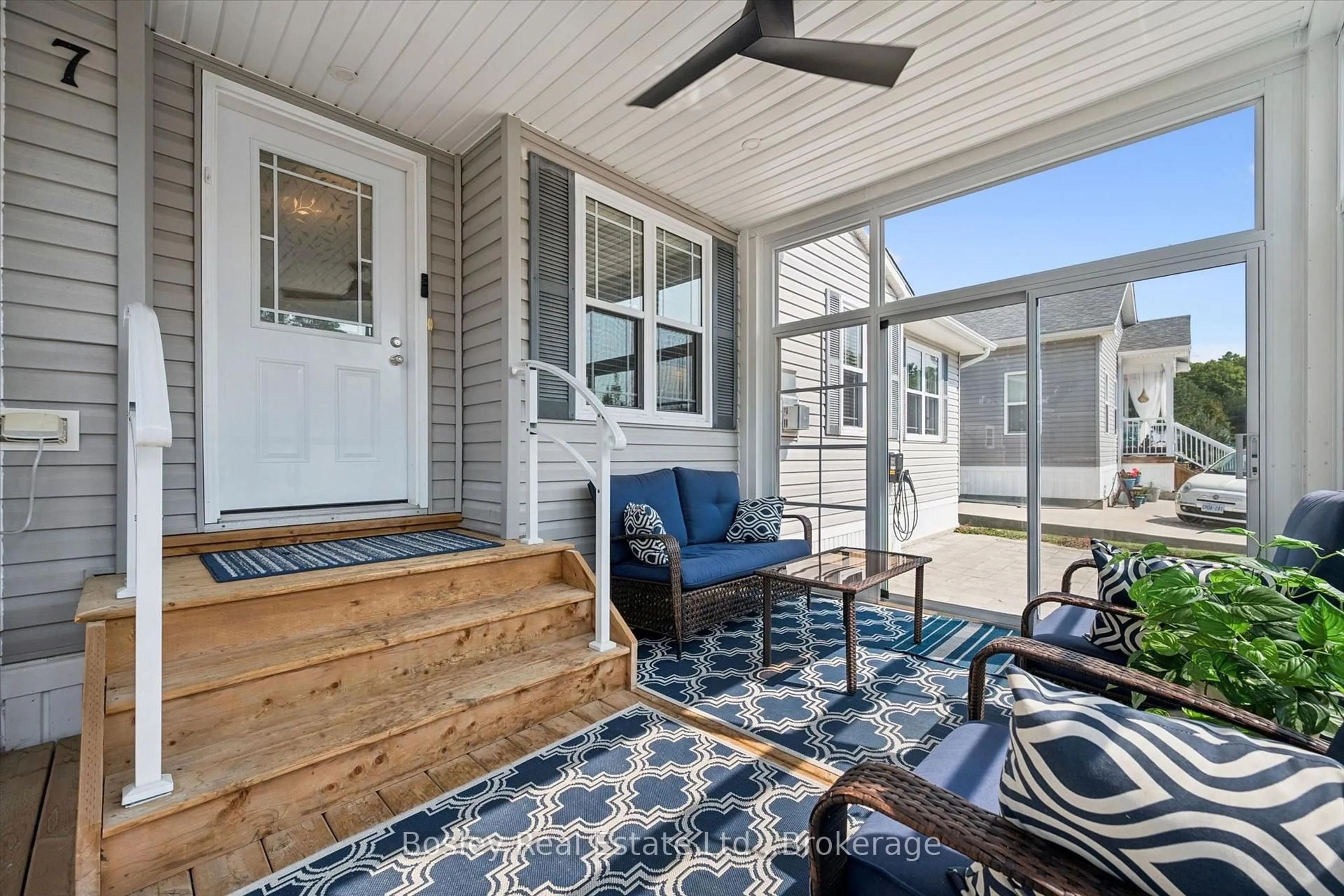 Patio, street for 7 Sumac St, Puslinch Ontario N0B 2J0
