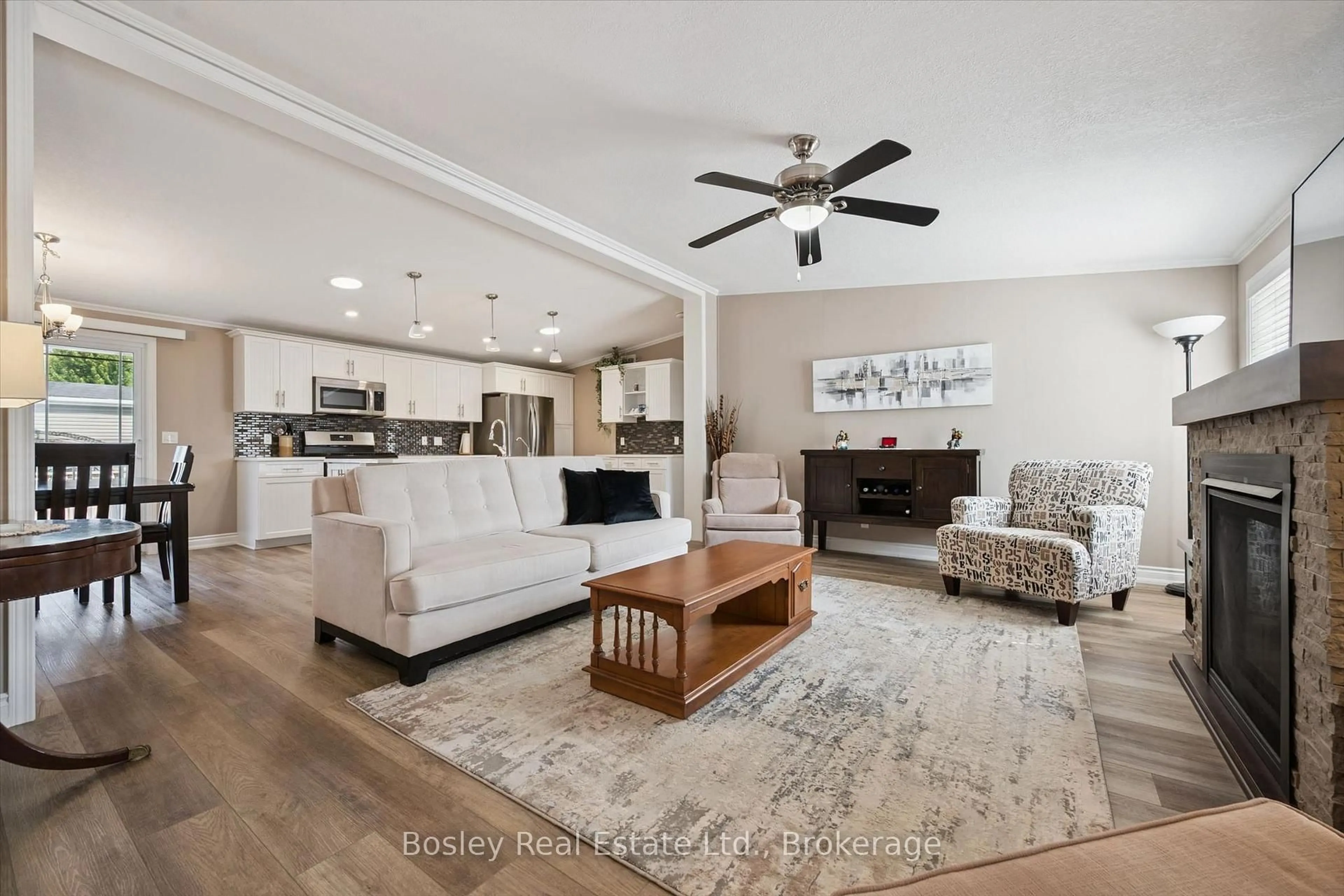 Living room with furniture, unknown for 7 Sumac St, Puslinch Ontario N0B 2J0