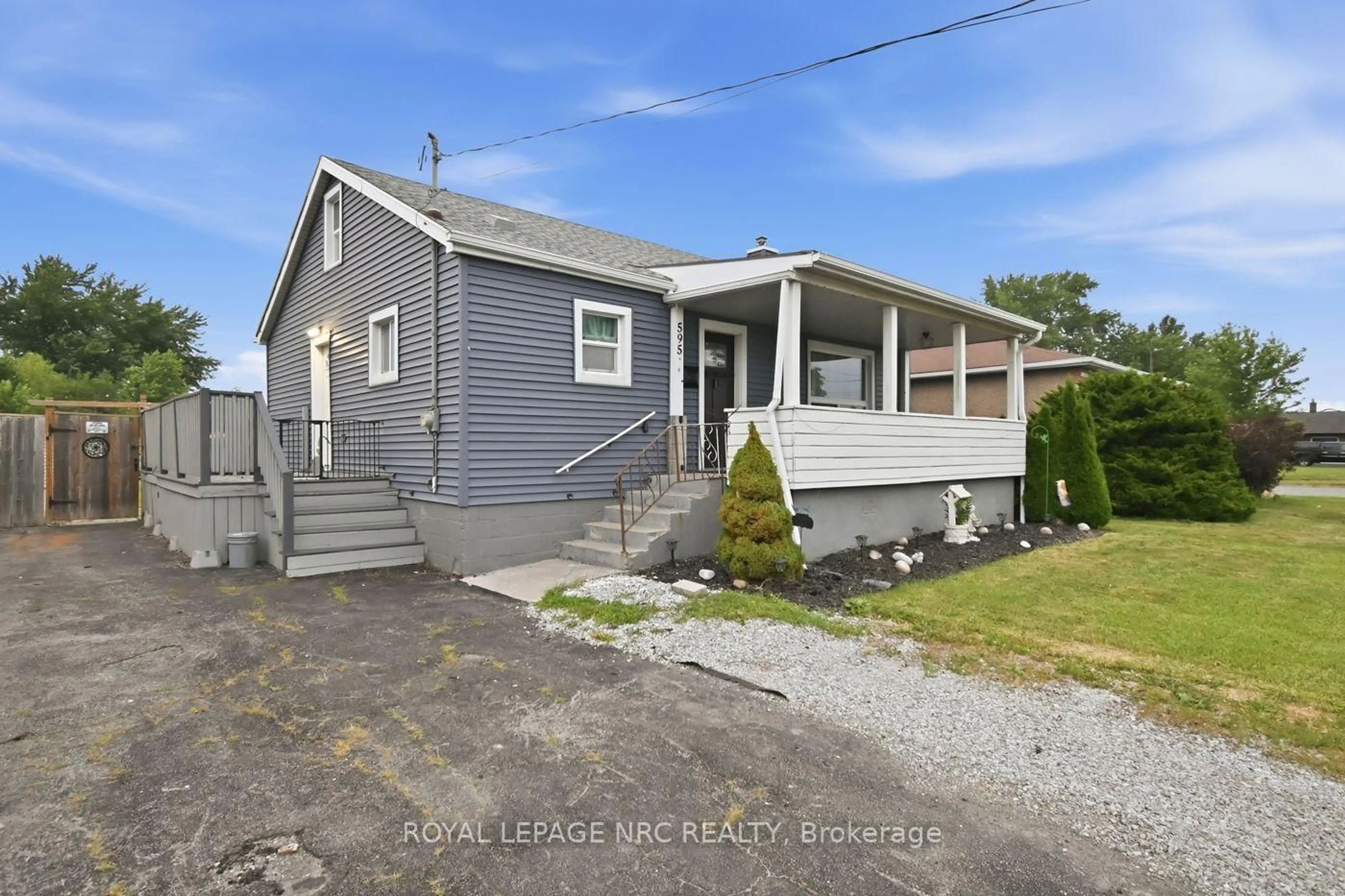 A pic from outside/outdoor area/front of a property/back of a property/a pic from drone, street for 595 Lincoln St, Welland Ontario L3B 4R1