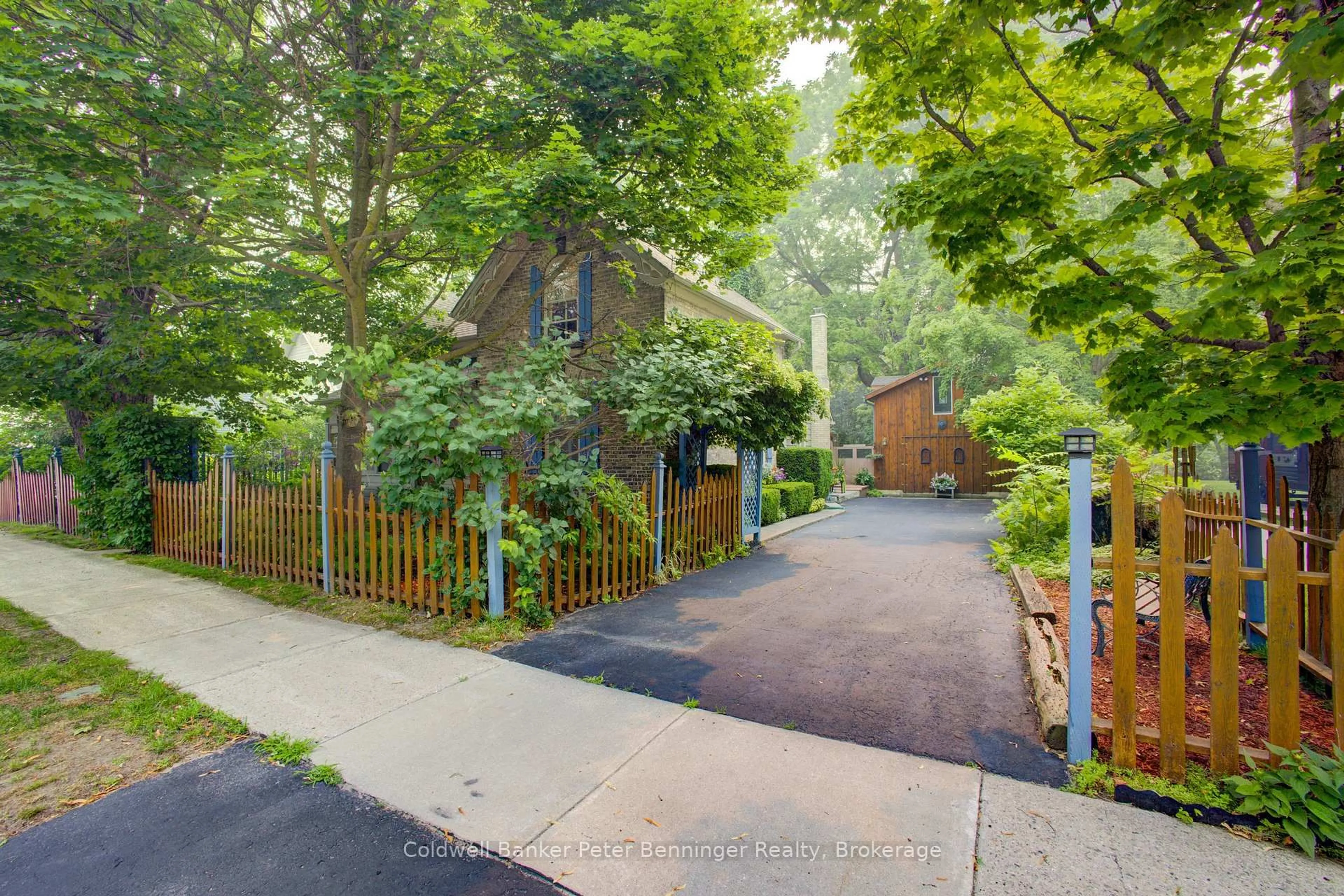 A pic from outside/outdoor area/front of a property/back of a property/a pic from drone, street for 817 OLDE VICTORIA St, Kincardine Ontario N2Z 2B4
