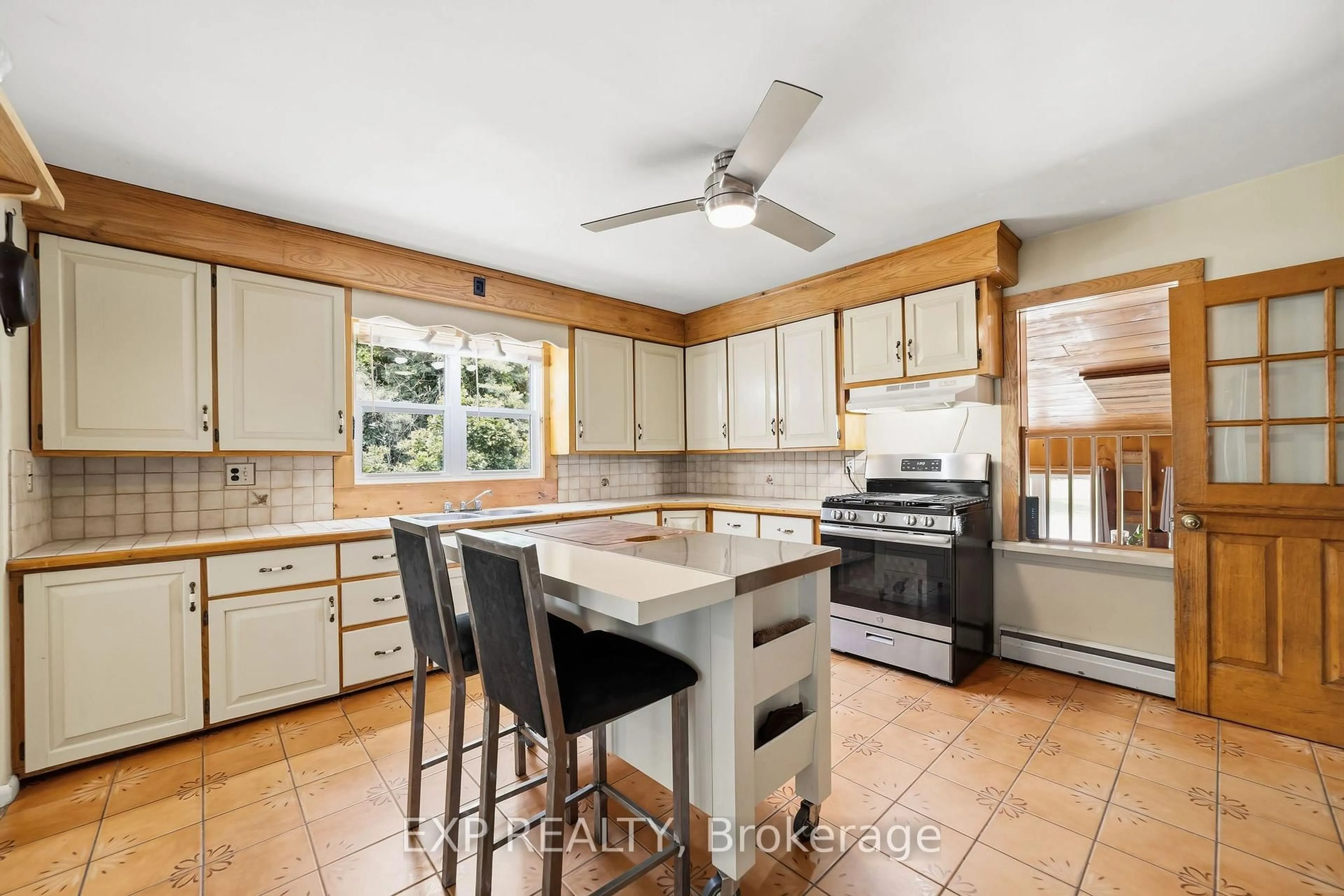 Open concept kitchen, ceramic/tile floor for 4465 Imperial Rd, Malahide Ontario N5H 2R2