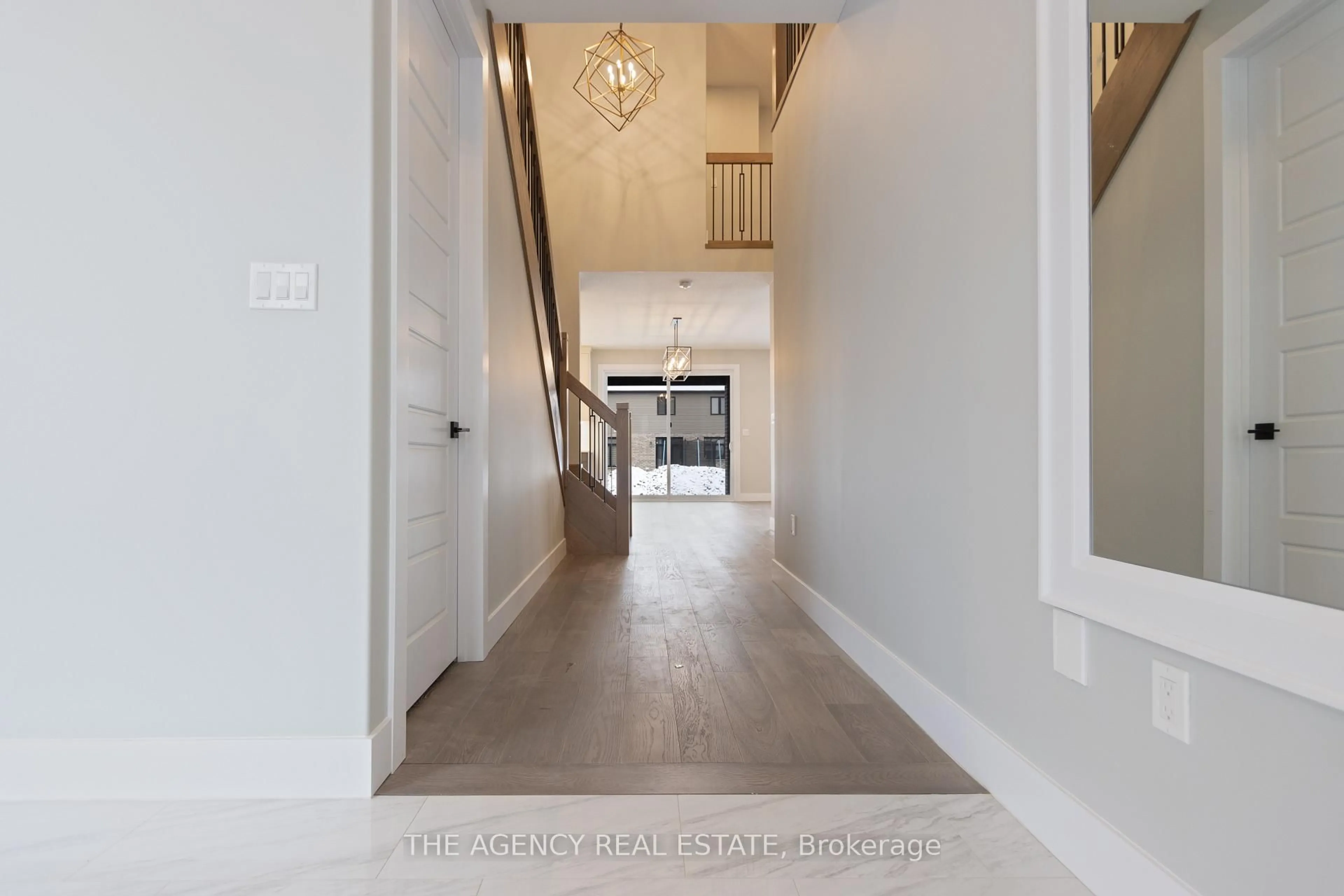 Indoor foyer for 6286 Jack England Dr, London South Ontario N6P 1H1
