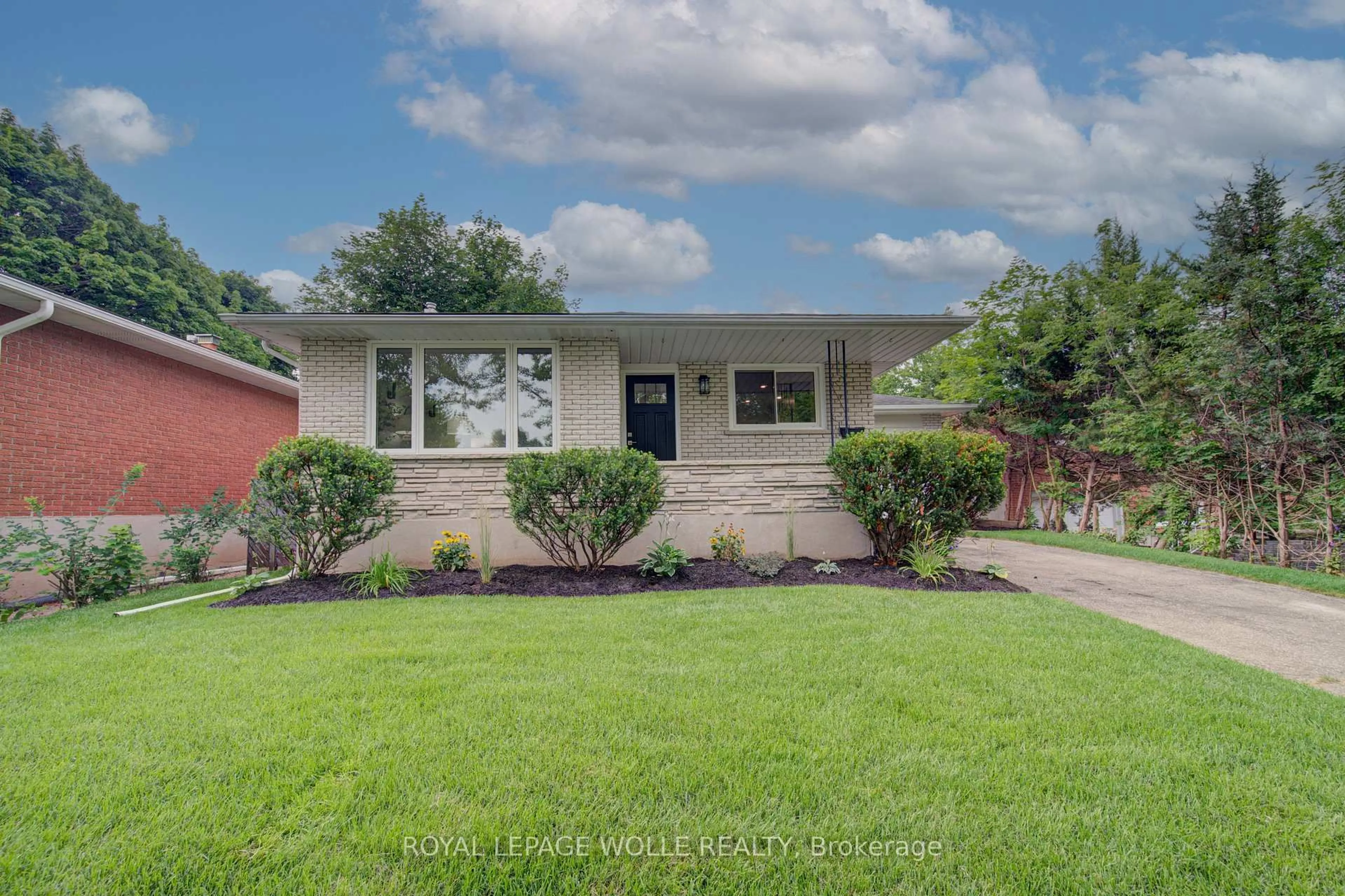 Home with vinyl exterior material, street for 163 Lynnbrook Cres, Waterloo Ontario N2L 4X2