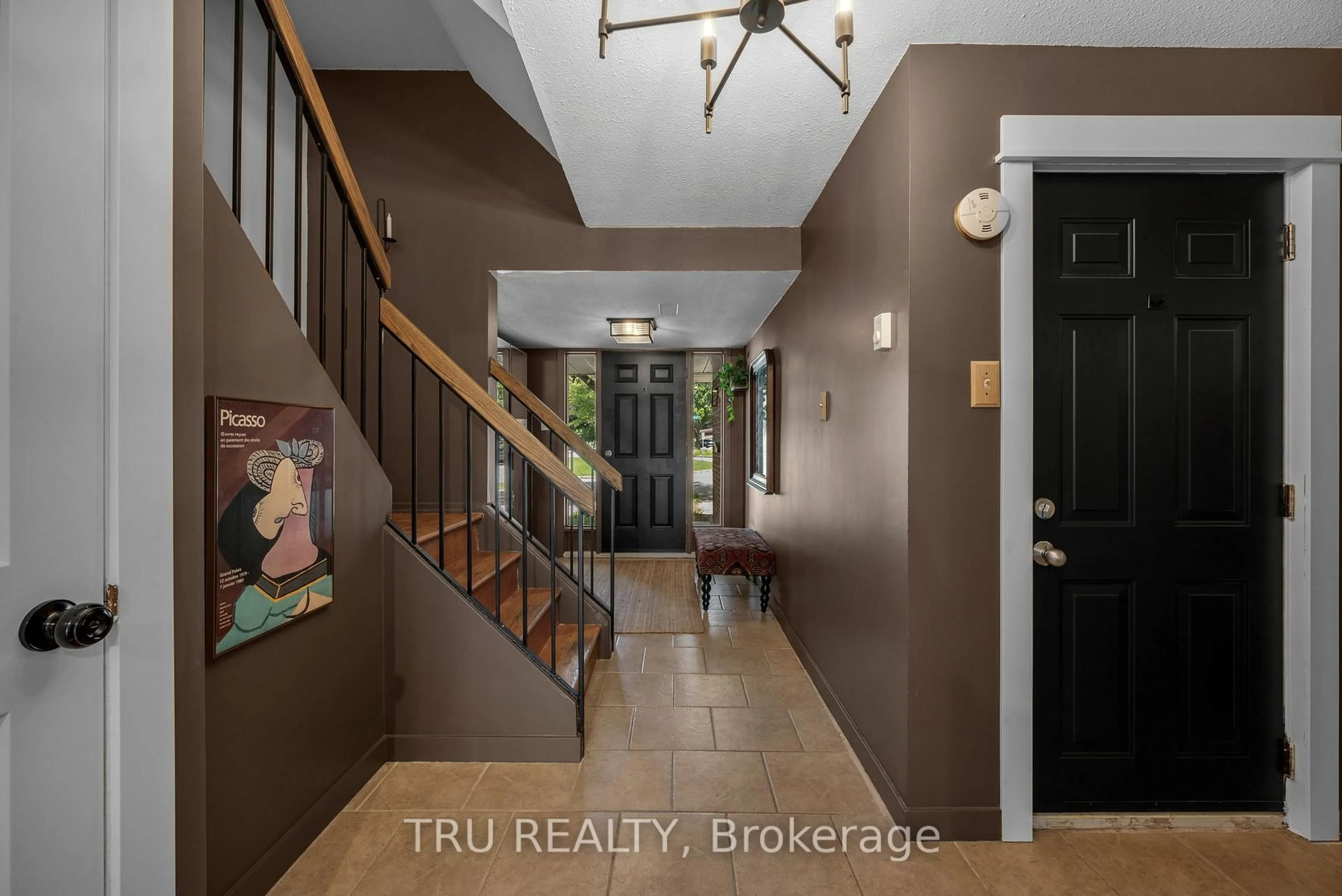 Indoor entryway for 270 Dalehurst Dr #G, Ottawa Ontario K2G 4M8