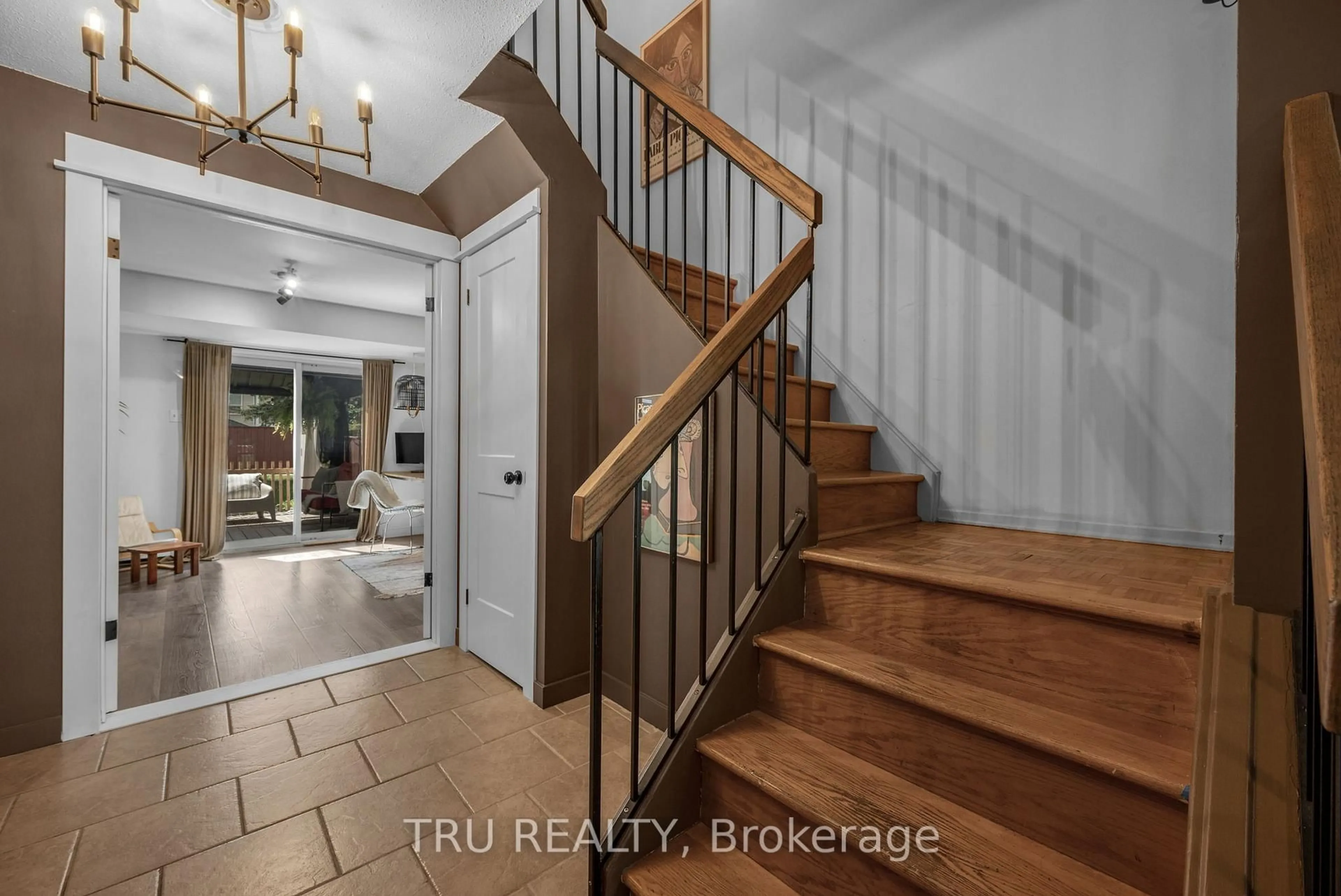 Indoor entryway for 270 Dalehurst Dr #G, Ottawa Ontario K2G 4M8