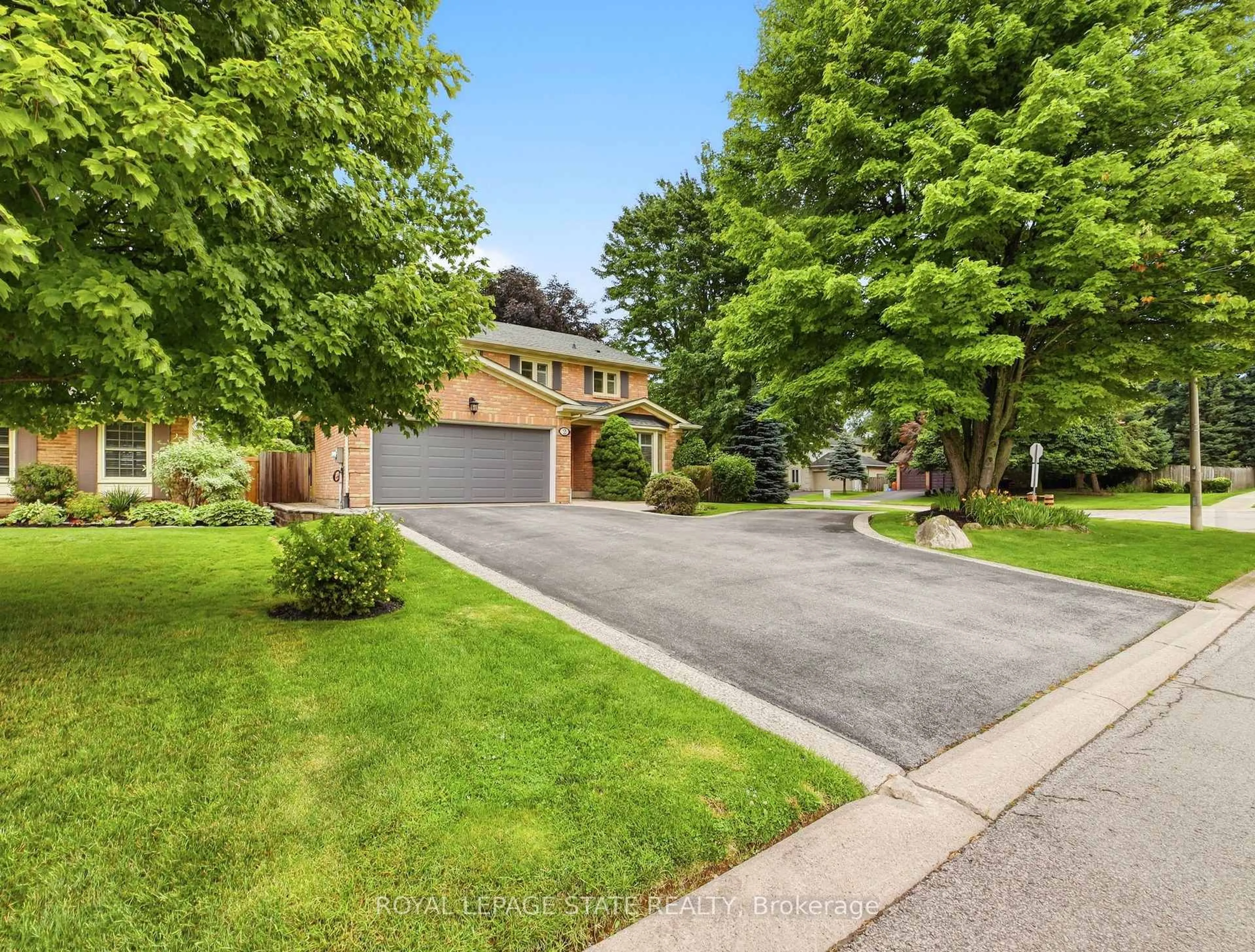 A pic from outside/outdoor area/front of a property/back of a property/a pic from drone, street for 2 Charterhouse Cres, Hamilton Ontario L9G 4E5