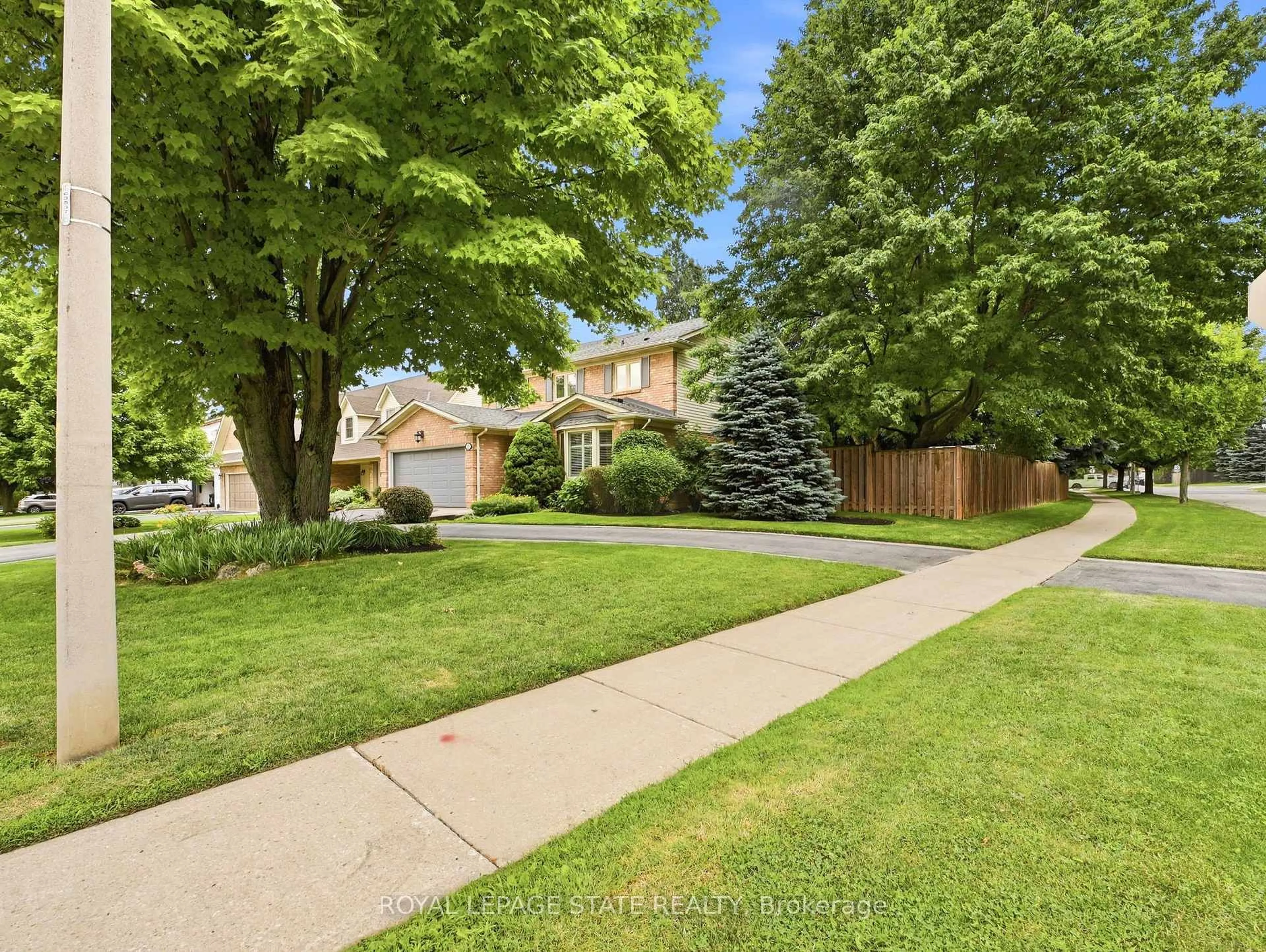 A pic from outside/outdoor area/front of a property/back of a property/a pic from drone, street for 2 Charterhouse Cres, Hamilton Ontario L9G 4E5