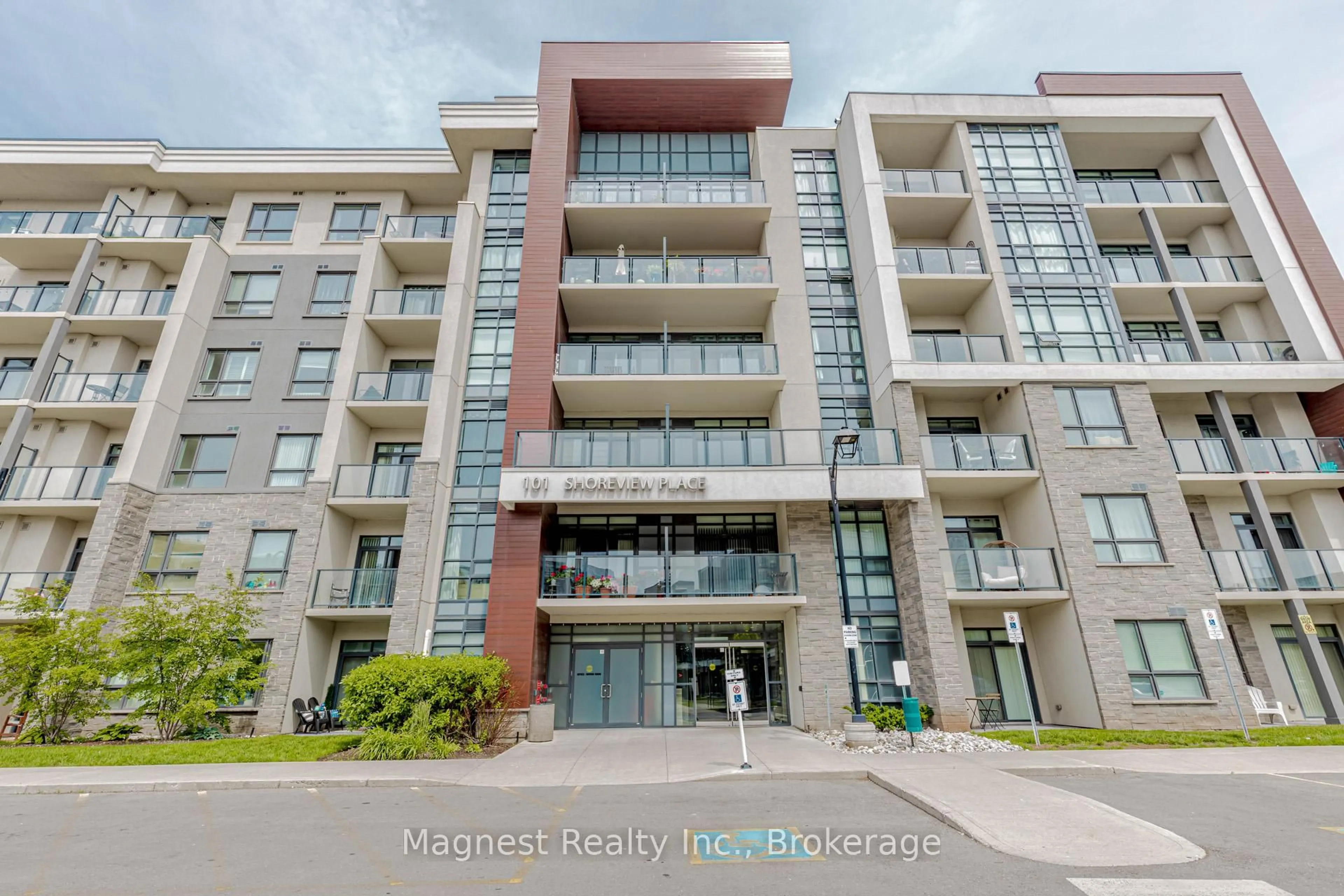 Indoor foyer for 101 Shoreview Pl #326, Hamilton Ontario L8E 0K2