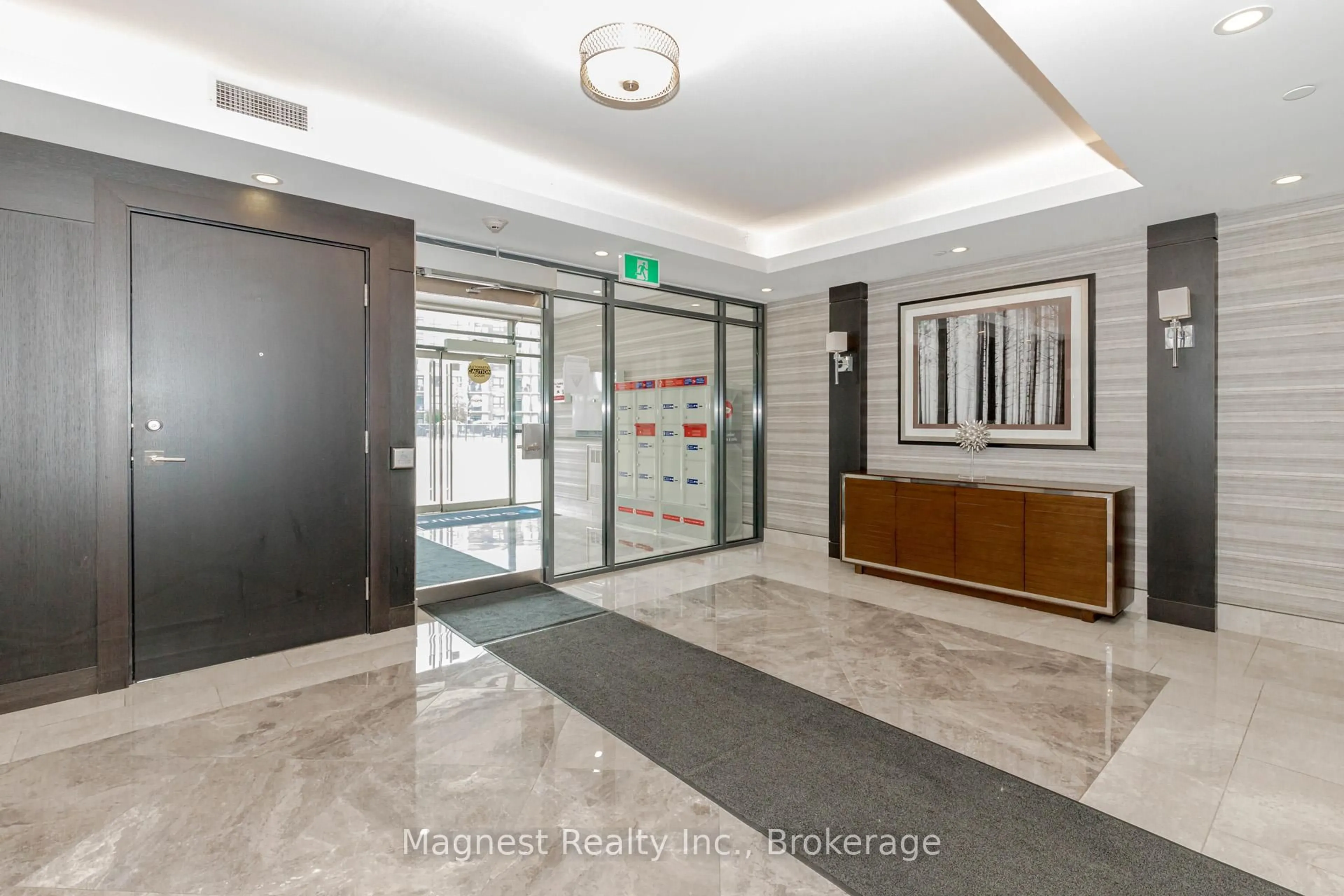 Indoor foyer for 101 Shoreview Pl #326, Hamilton Ontario L8E 0K2