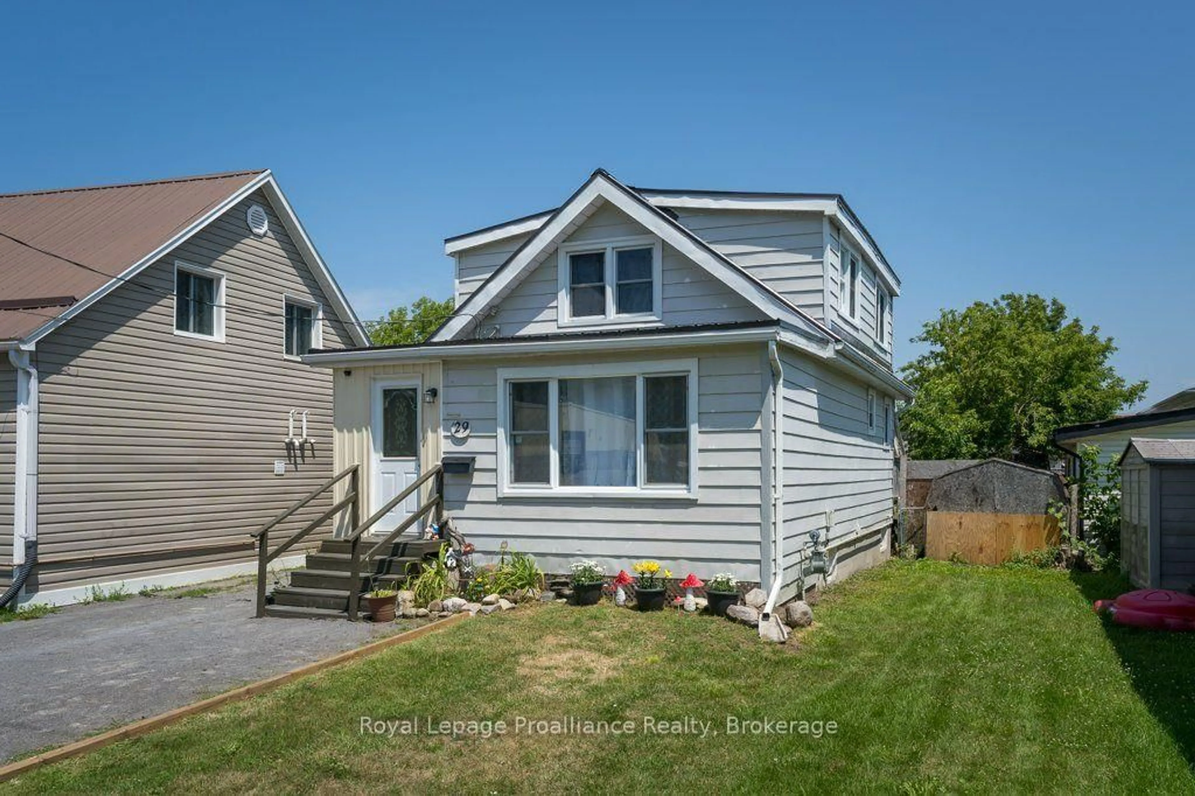 Home with vinyl exterior material, street for 29 Pelham St, Quinte West Ontario K8V 5A8
