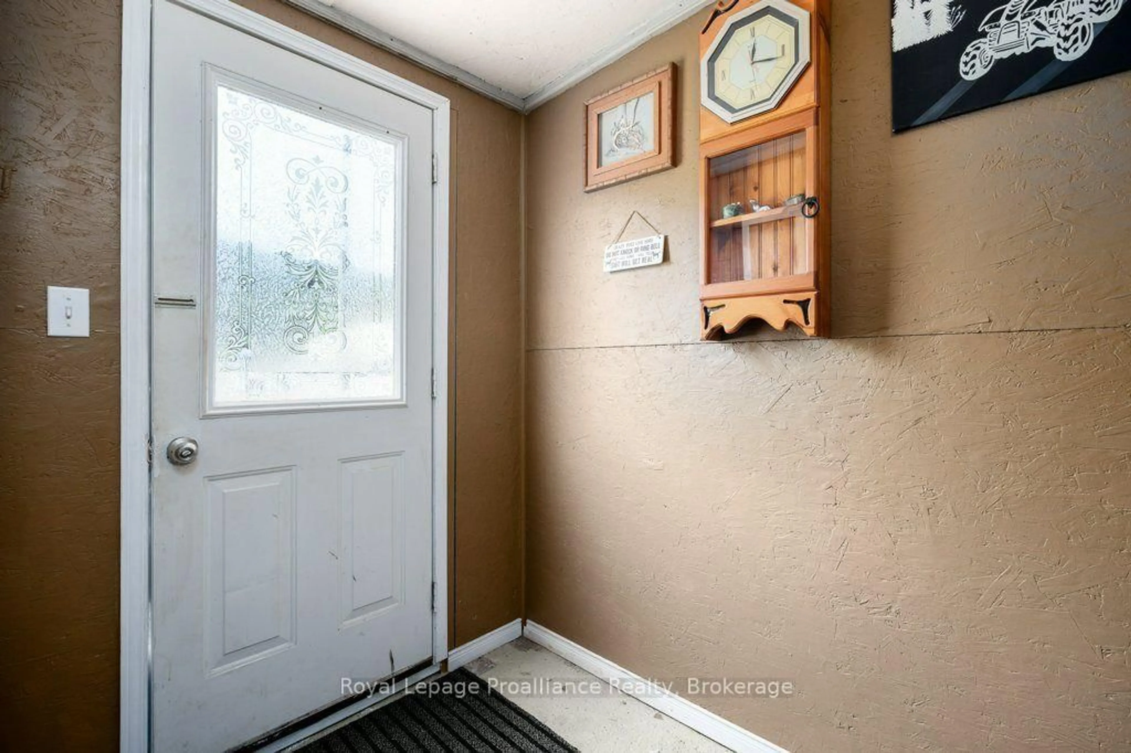 Indoor entryway for 29 Pelham St, Quinte West Ontario K8V 5A8