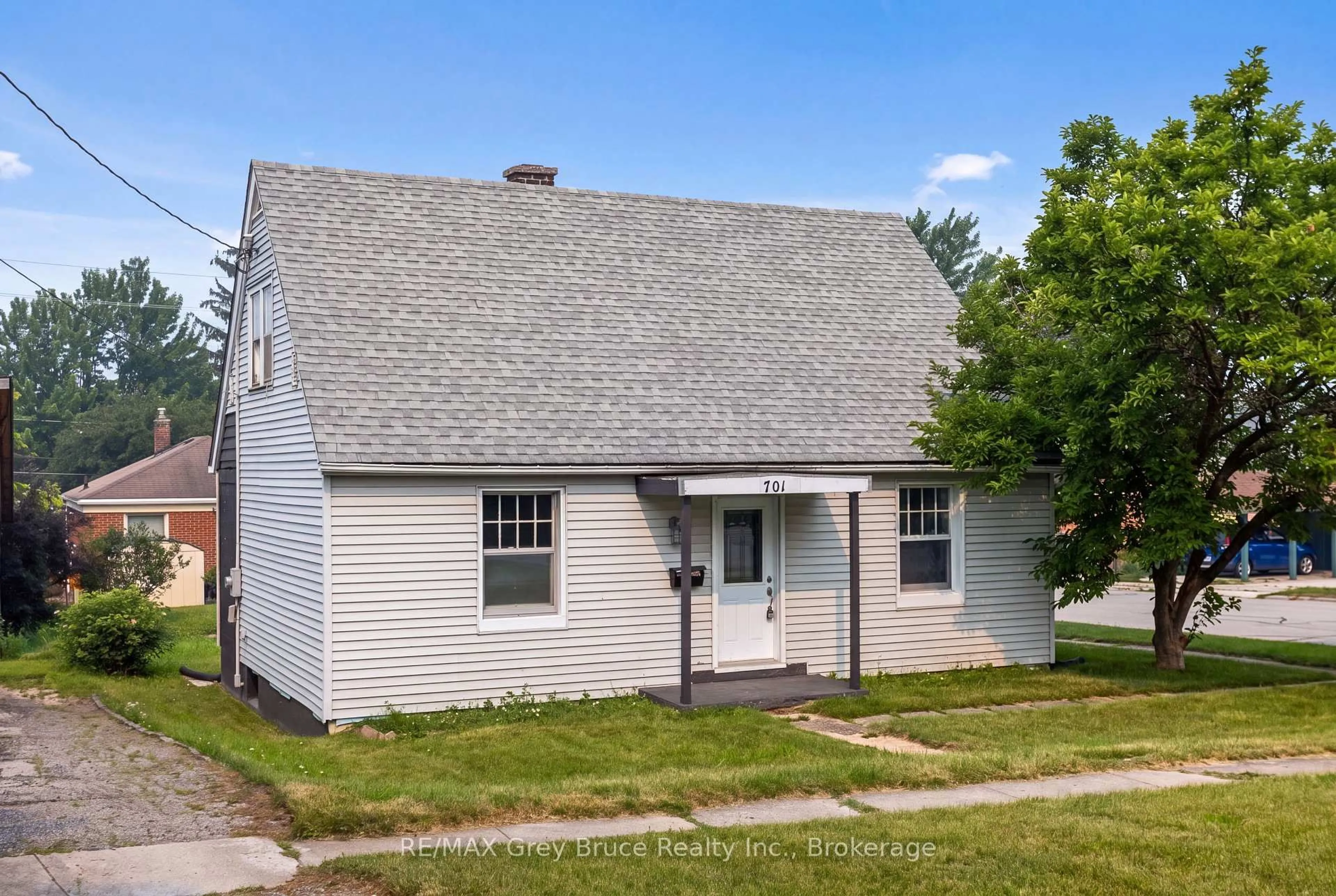 Home with vinyl exterior material, street for 701 5th St, Owen Sound Ontario N4K 1E4