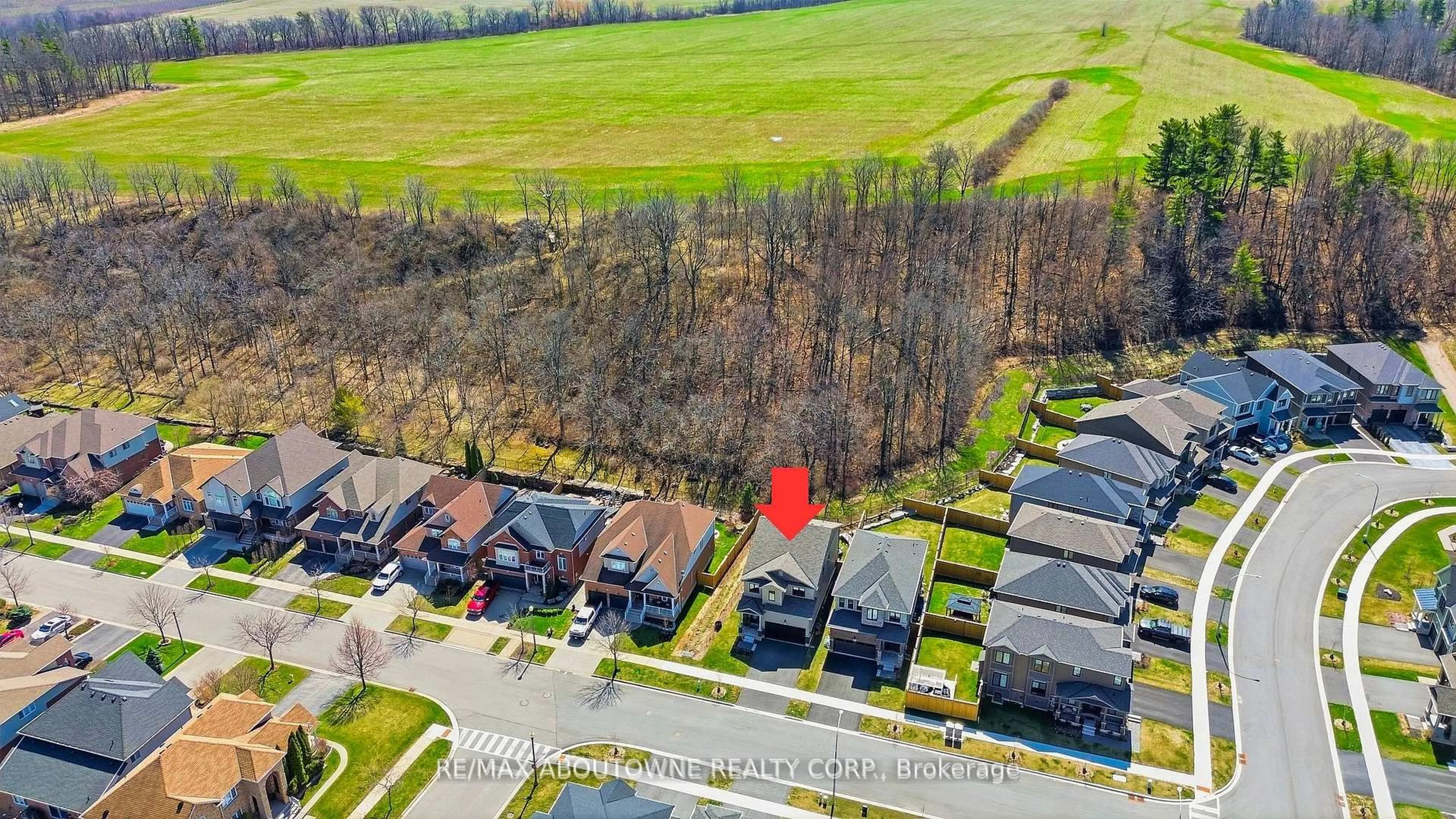 A pic from outside/outdoor area/front of a property/back of a property/a pic from drone, street for 37 Riesling St, Grimsby Ontario L3M 0L2