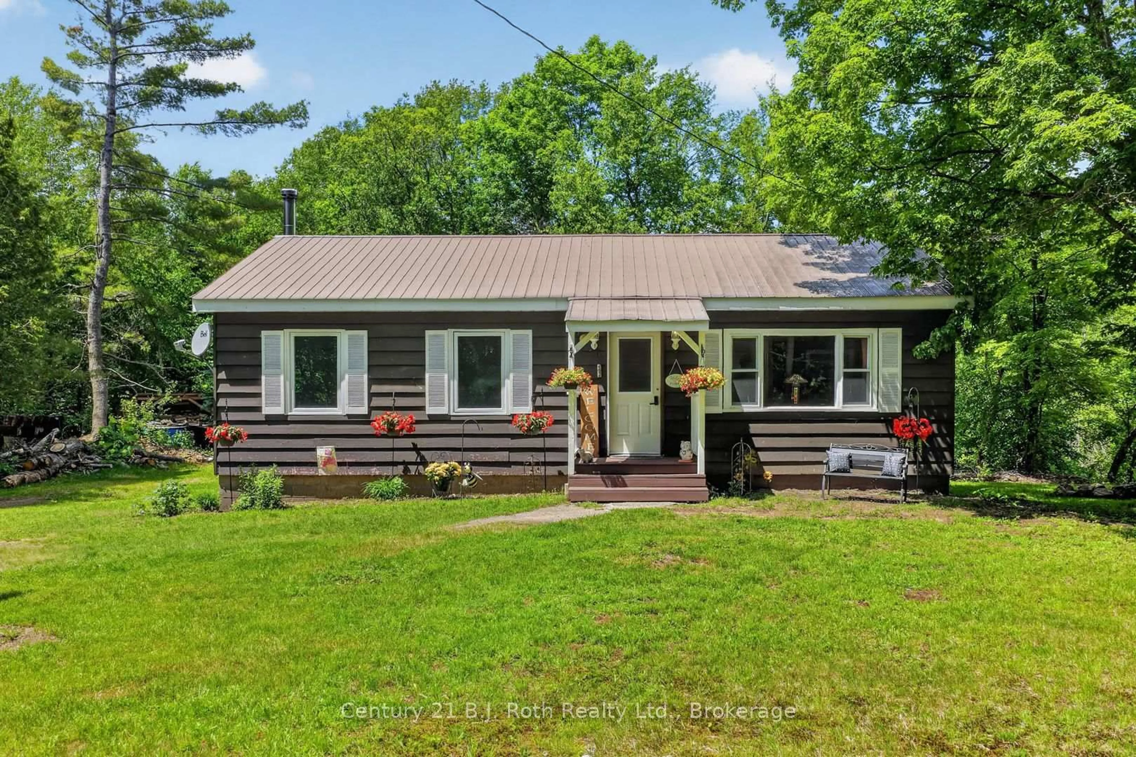 Home with vinyl exterior material, unknown for 1020 Rosseau Lake Road 1, Muskoka Lakes Ontario P0B 1P0
