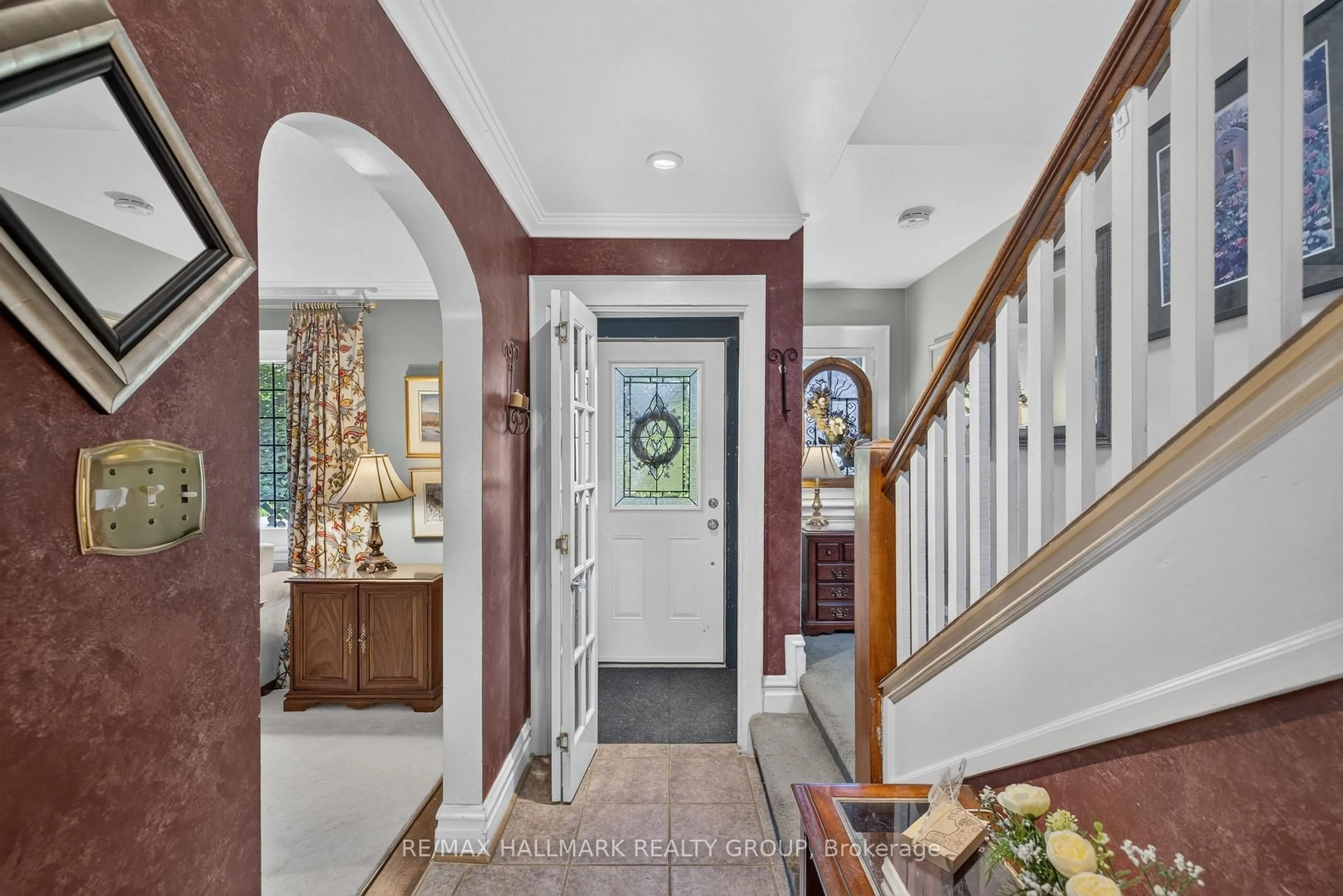 Indoor entryway for 8 Ruskin St, Ottawa Ontario K1Y 4A6