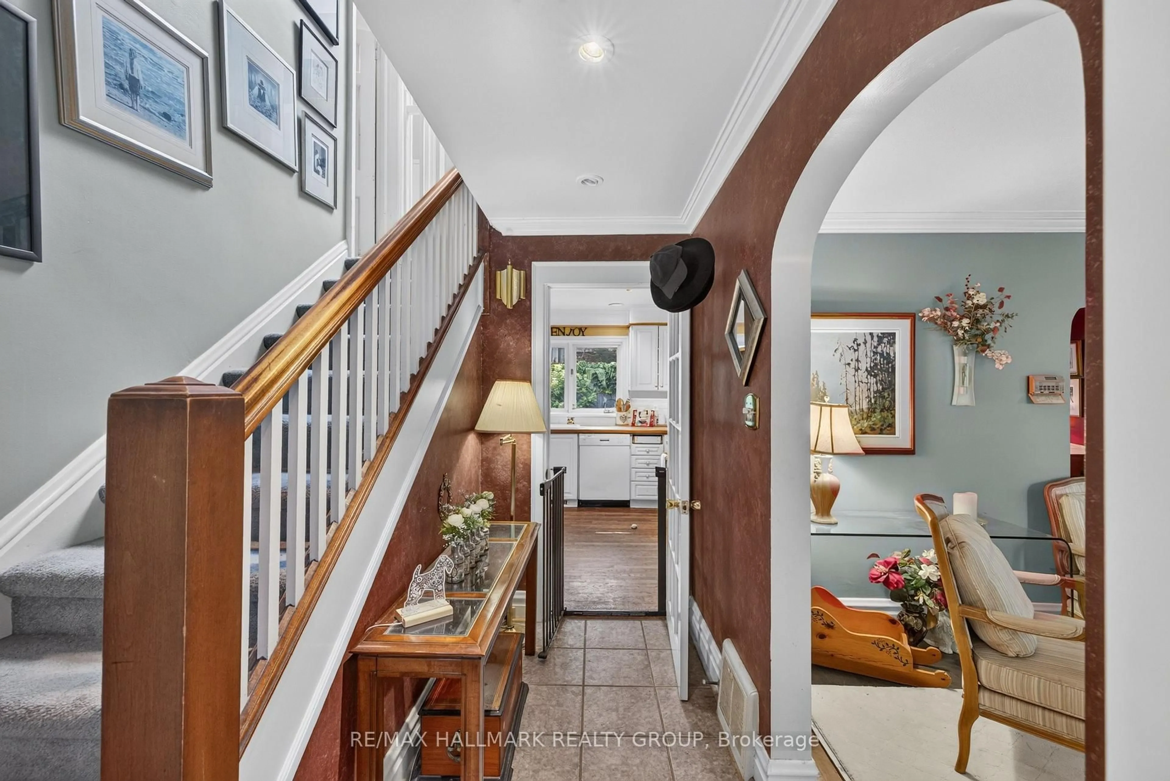 Indoor entryway for 8 Ruskin St, Ottawa Ontario K1Y 4A6