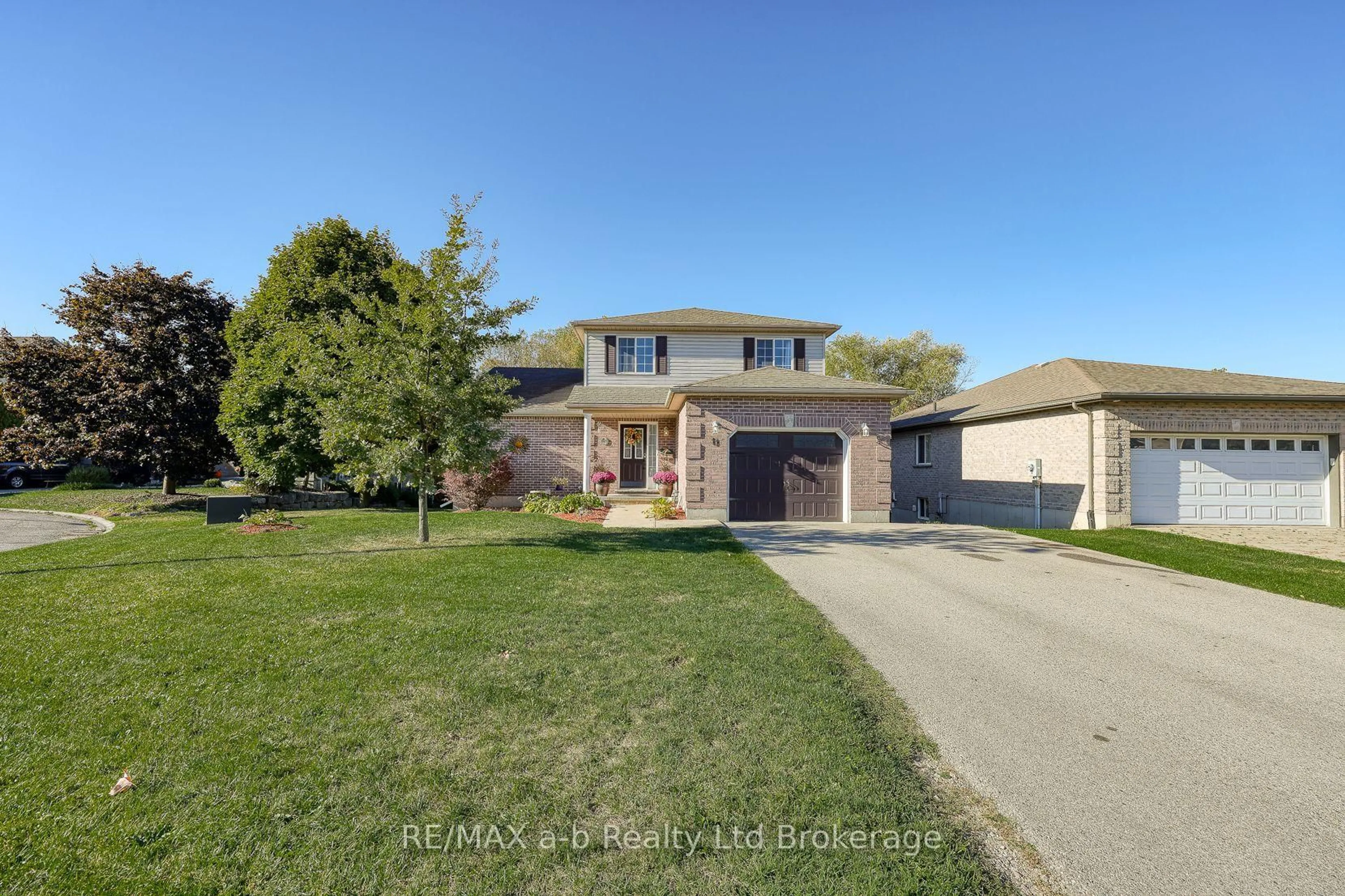 A pic from outside/outdoor area/front of a property/back of a property/a pic from drone, street for 11 Cornish Cres, Ingersoll Ontario N5C 4C9